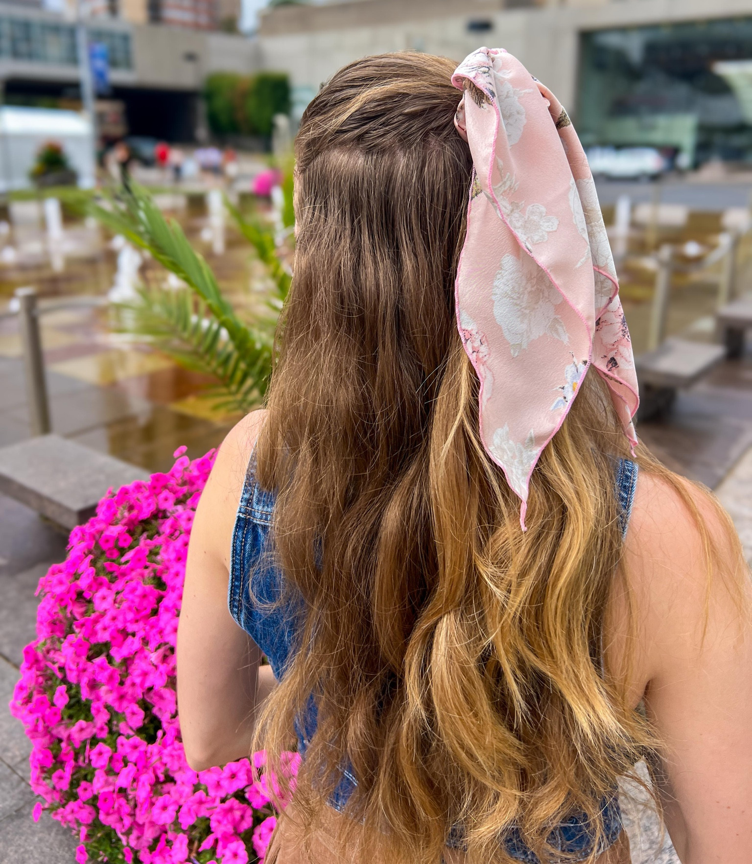 A cute little floral hair scarf. These easy hair accessories are going to become my new obsession probably 🎀