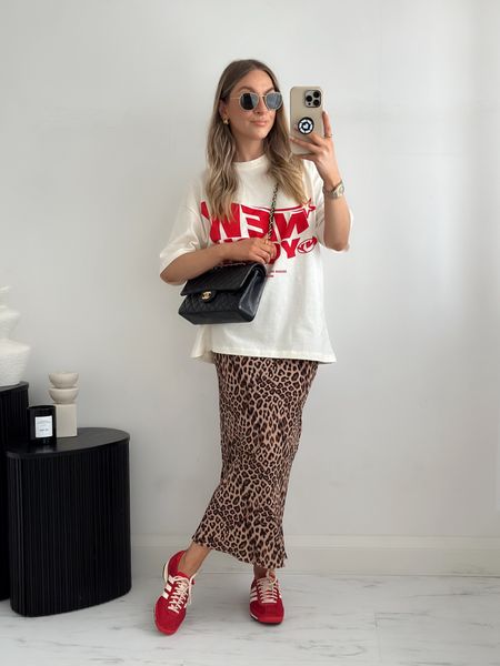Leopard print skirt dressed down with pops of red.

T-shirt: Zara (code: 0085/364) size small
Skirt: size 6
Trainers: true to size

#LTKstyletip #LTKfindsunder50 #LTKshoecrush