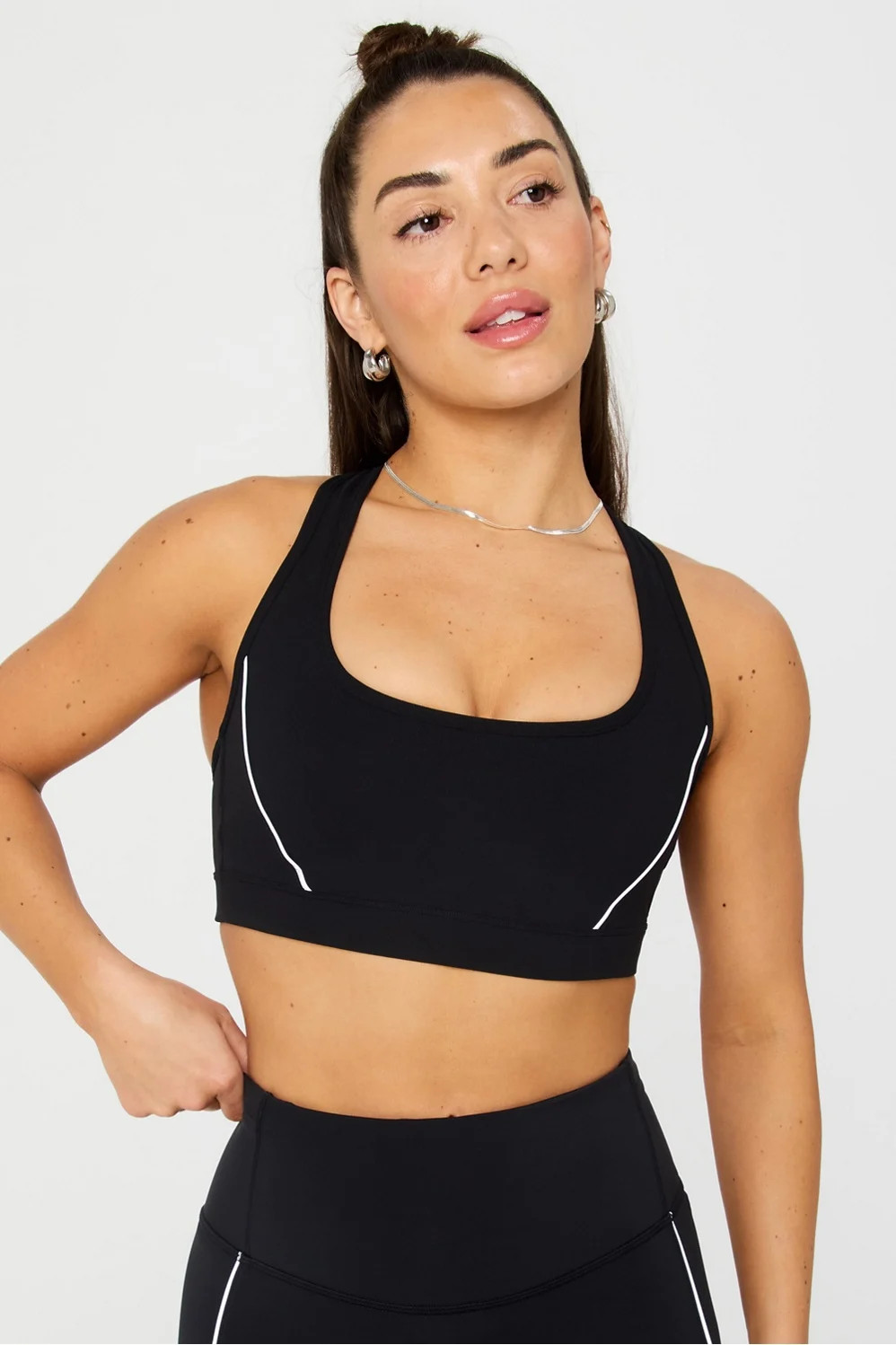 Essential Medium Impact Piped Sports Bra | Fabletics