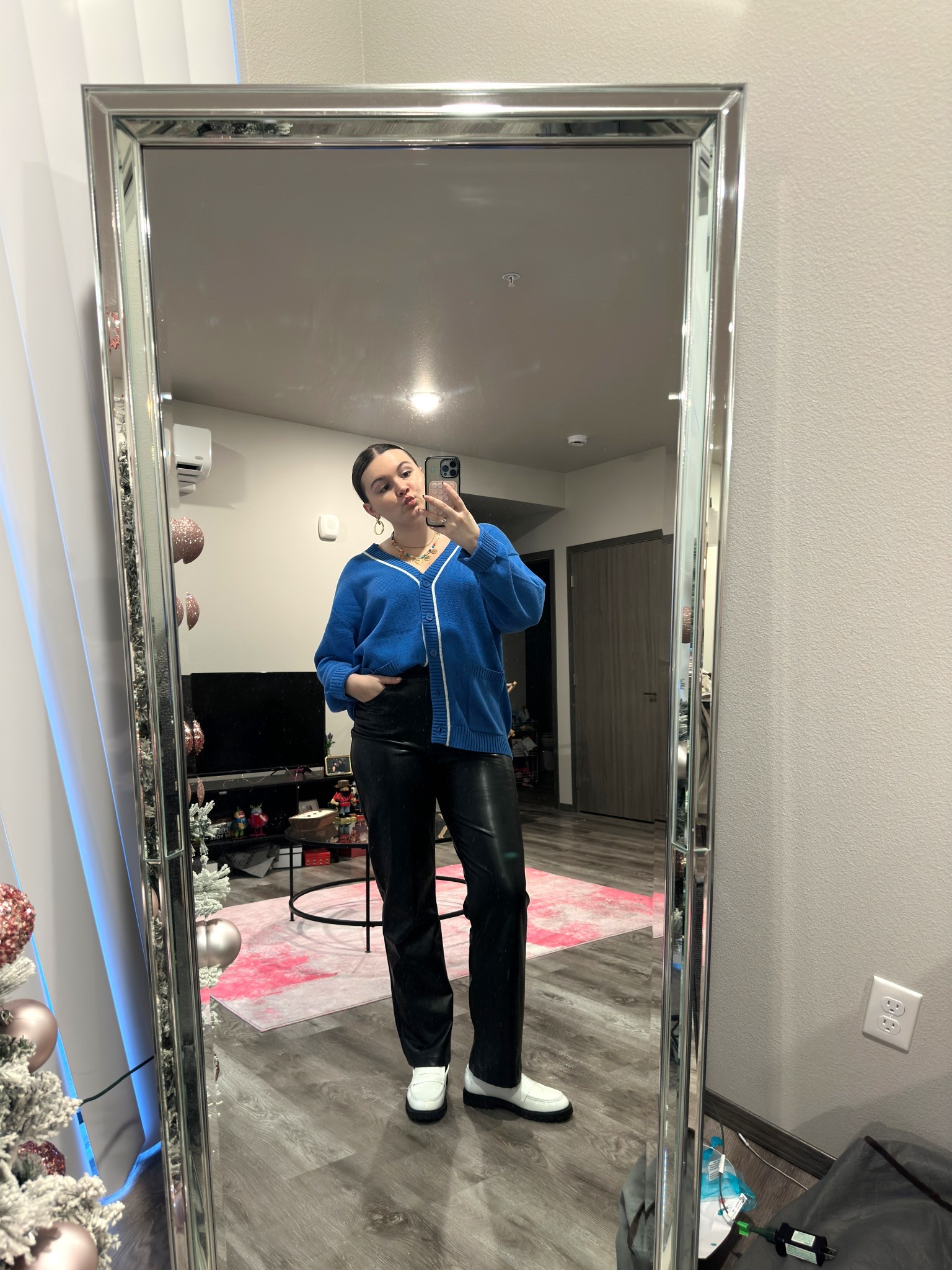 How to incorporate some color into your workwear! I love this oversized cardigan for the office 💙

I’m wearing a L cardigan, size 31 pants and size 9 loafers

#LTKMidsize #LTKootd #LTKWorkwear