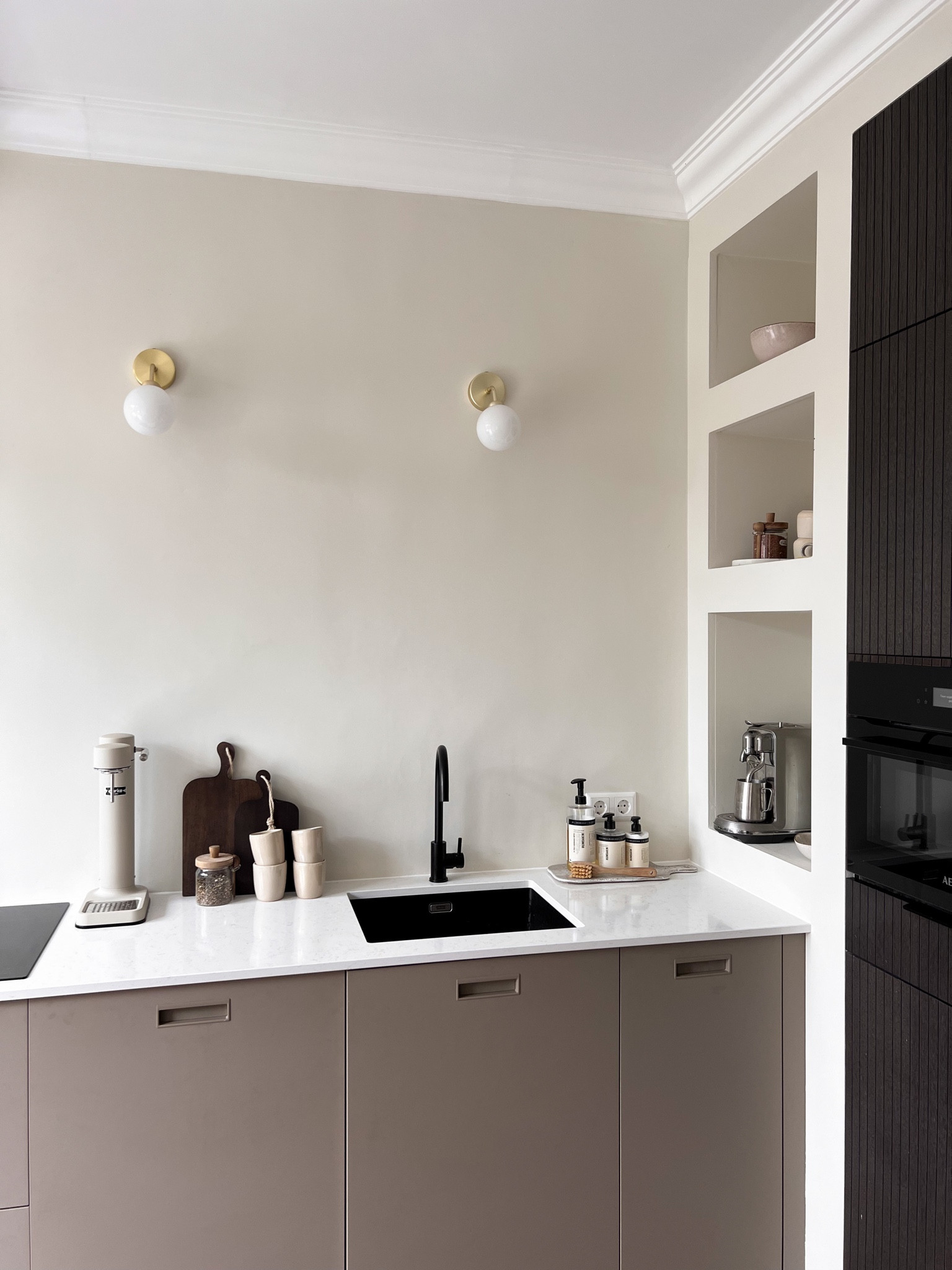 Kitchen inspiration 👩🏽‍🍳

home interior decor, kitchen essentials, porcelain mugs, crockery, WestWing, H&M Home, cutting boards, wall lamp, carbonator, coffee machine, de Bijenkorf, soap dispenser, Netherlands. 

#LTKhome #LTKeurope #LTKFind