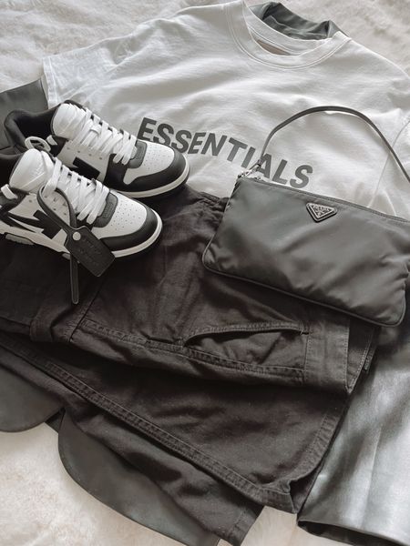 Black and white casual outfit, black cargo pants, cargo pants outfit, white t-shirt, oversized white t-shirt, sneakers 

#LTKunder50 #LTKeurope #LTKstyletip