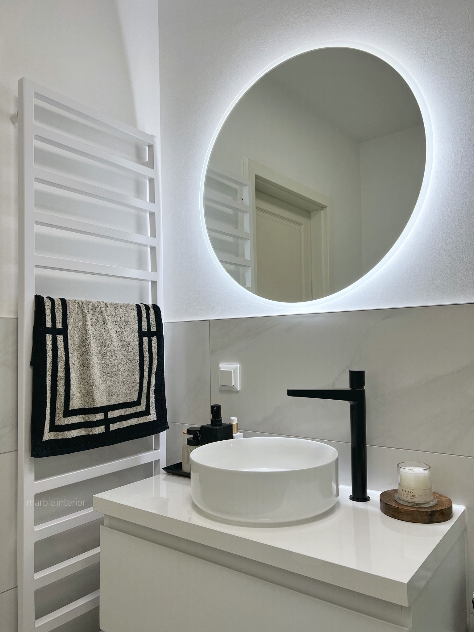 badezimmer bathroom gästewc waschbecken waschtisch badspiegel spiegel handtuch seifenspender bathroominspo badezimmerdeko interiorinspo bathroomdecor marble marmor fliesen homedecor interior 

#LTKstyletip #LTKhome #LTKeurope