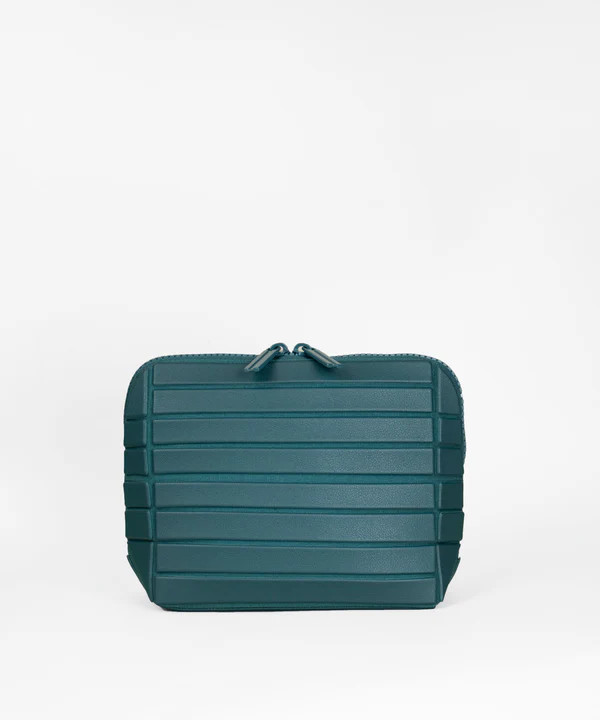 the small spruce traveller | Parallelle