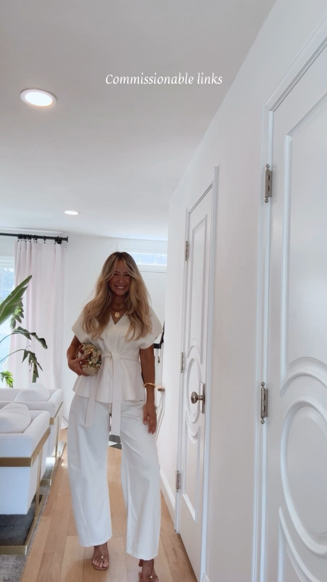 Commissionable links | Zara spring outfit

Zara barrel jeans
Zara spring top
Zara statement bag
Brunch outfit 
Chic style and trendy 