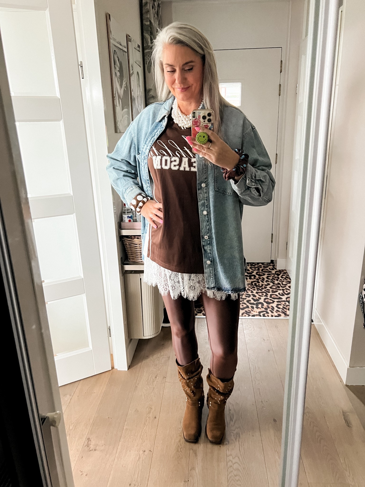 OOTD - Vrijdag. Bruin en denim blue. Shirt en legging Shoeby (M), oversized denim shirt (M), kanten rokje voor extra lengte (tts), dikke parelketting en bruine suède laarzen. Gestreepte en gestipte armbanden en een polka dot scrunchie voor wanneer het haar vast moet. 



#LTKTall #LTKootd #LTKOver40