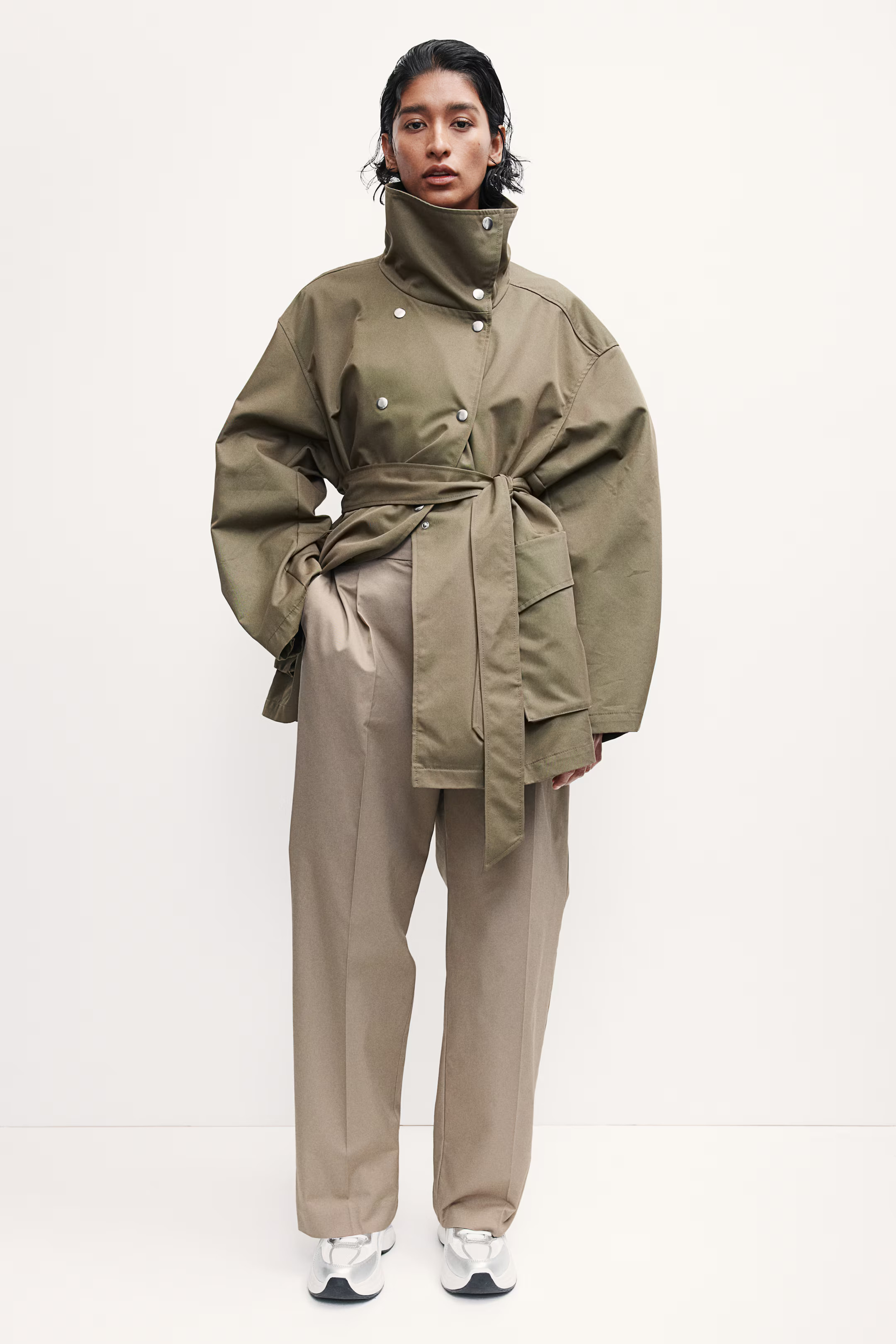 Chino met persvouwen | H&M (DE, AT, CH, NL, FI)