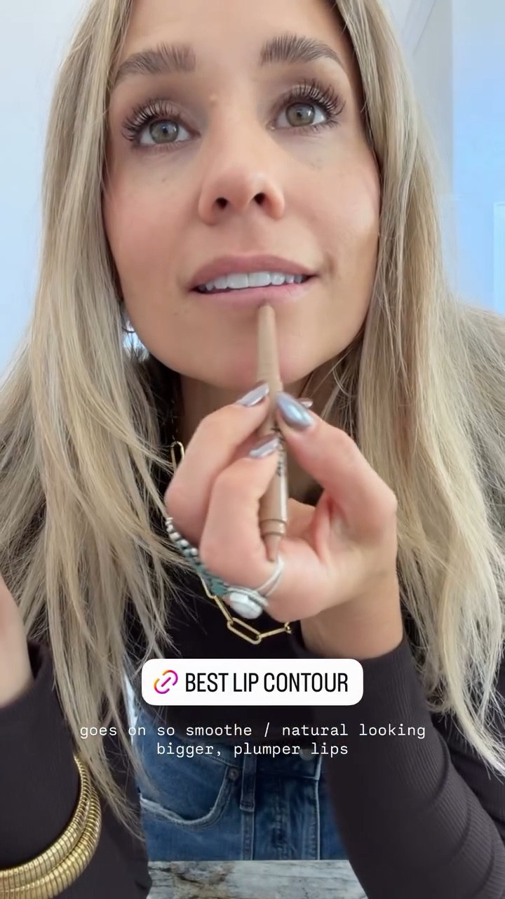 goes on so smoothe / natural looking bigger, plumper lips