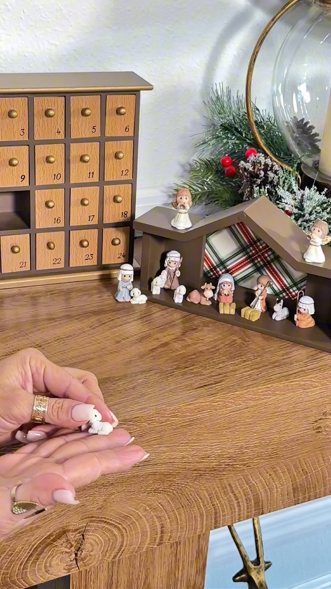 Mi corona de adviento, vamos para la tercera semana ✨🎄 acompáñame a abrirla 
#adviento #calendario #pesebre #navidad #parati

#LTKHome #LTKHoliday