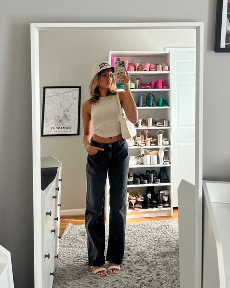 Easy casual everyday spring outfit featuring basics from Abercrombie. 💗Wearing 24 regular jeans 