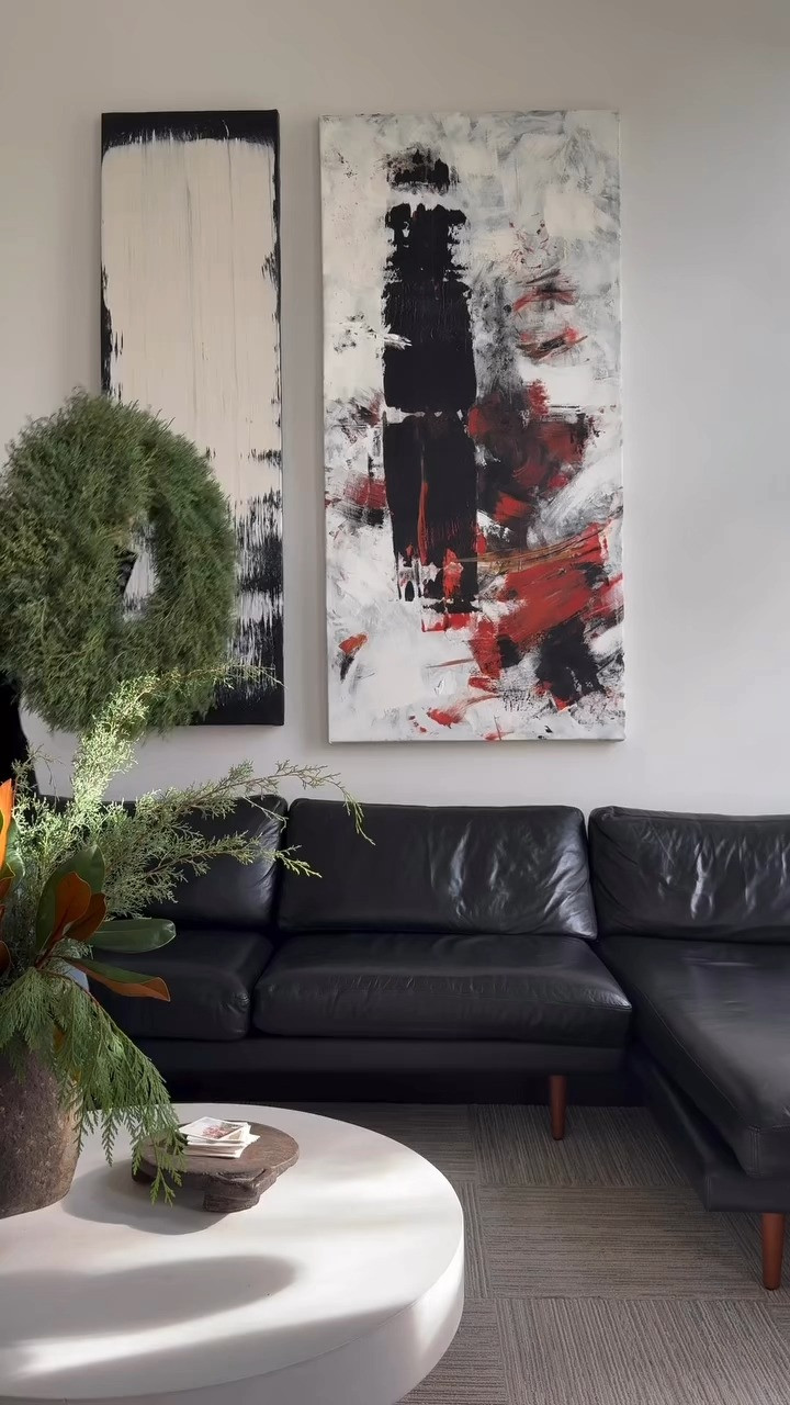 Blue sapphire wreath, brown ribbons, a touch of eucalyptus. A quiet little trio that feels just right for Christmas.

Are you starting to deck the halls yet? 

 #LTKHoliday #LTKHome