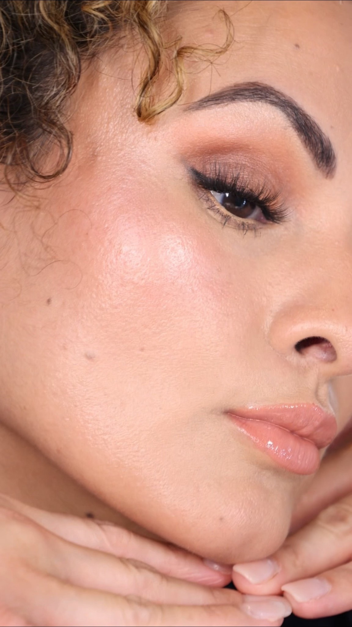 Glowy skin 
Skin care and makeup 


#LTKBeauty