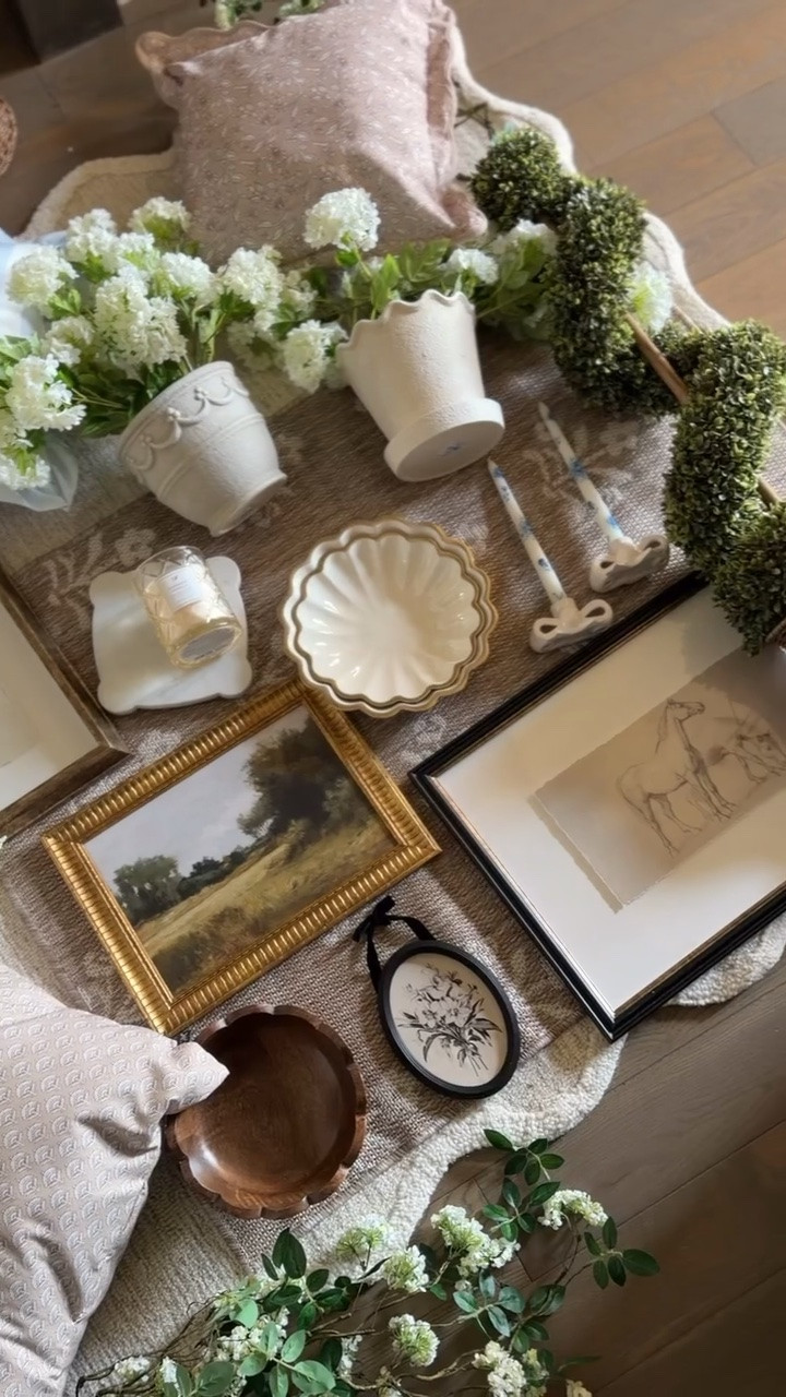 SO many pieces of decor I’m obsessed with in this layout 😍

#LTKSeasonal #LTKHome