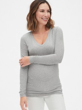 Maternity Pure Body V-Neck T-Shirt | Gap (US)