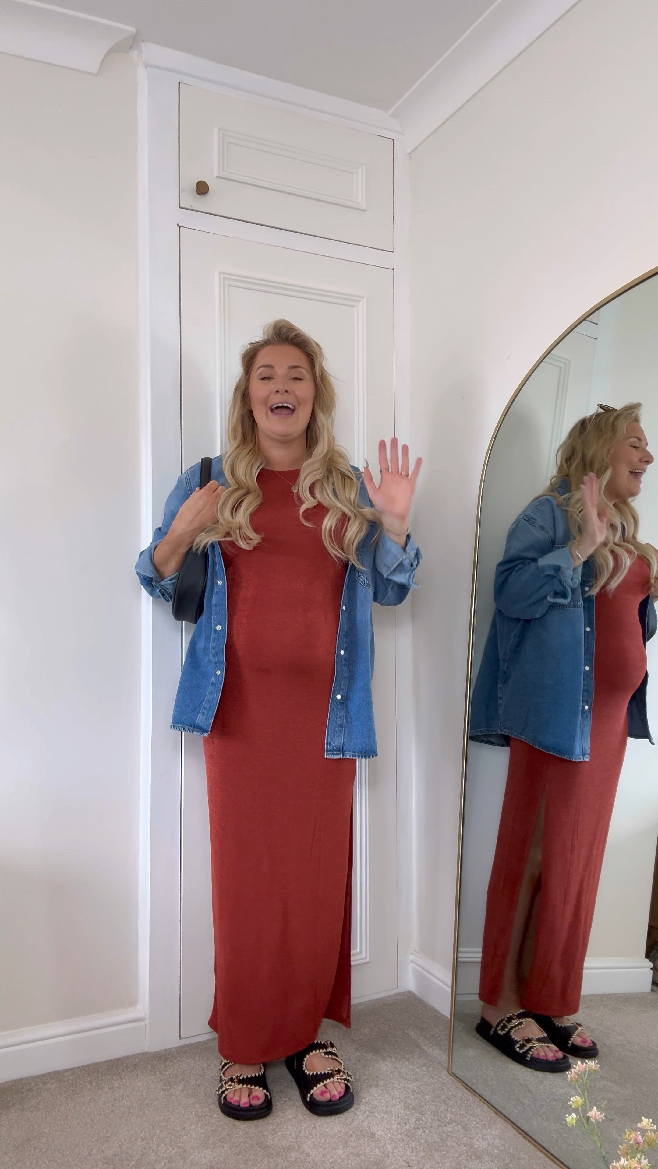 the perfect spring look that scores a 20/5 on the comfort scale with a great big 🖕🏼to “flattering”

All true to size

Midi midaxi rust dress, bloat and bump friendly spring outfit, denim jacket, denim shirt, black sandals, comfortable spring fashionn