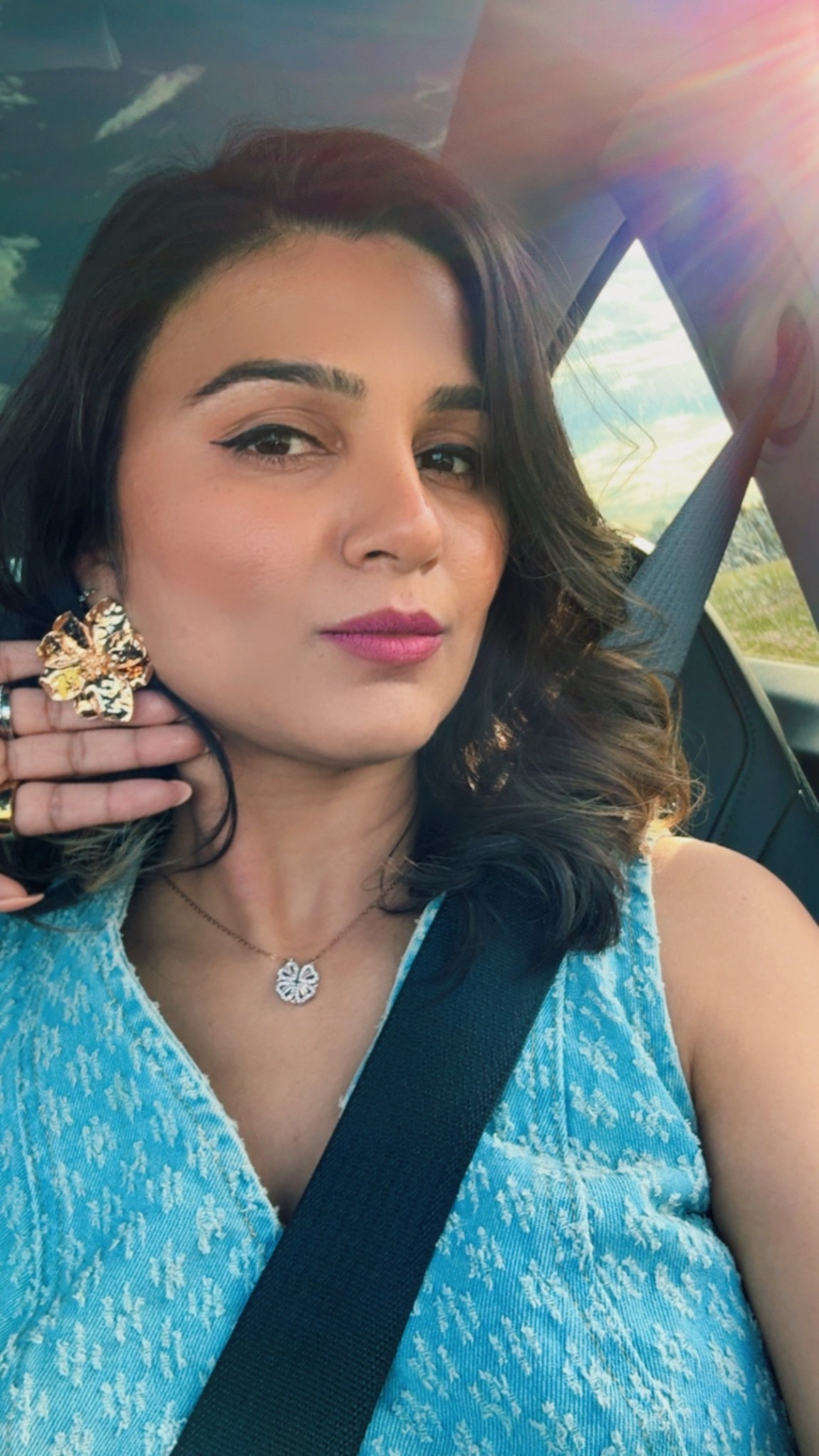 H&M gold flower earrings 

#LTKMothersDay #LTKootd #LTKgrwm