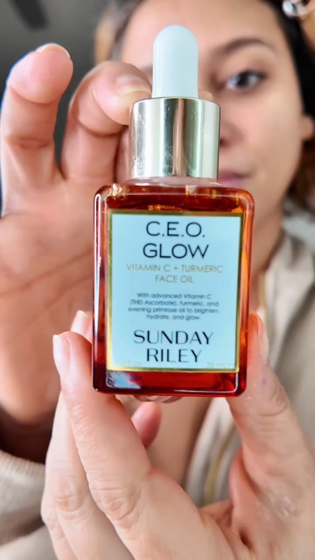 Whew! It is cold outside ❄️
Cold weather can be so drying, so I’ve been keeping my skin hydrated and nourished with Sunday Riley C.E.O. Glow Vitamin C + Turmeric Oil to help lock in moisture, boost glow, and support my skin barrier when the air is extra dry.

Simple layers. Consistent hydration. Healthy winter skin.
•
•
•
#glowingskintips 
#hydratedskin
#sundayriley
#vitamincskincare
#glowyskin