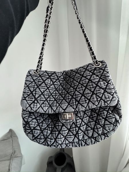 Purse
Handbag 
Amazon find
Chanel inspired 

#LTKGiftGuide #LTKItBag #LTKFindsUnder100
