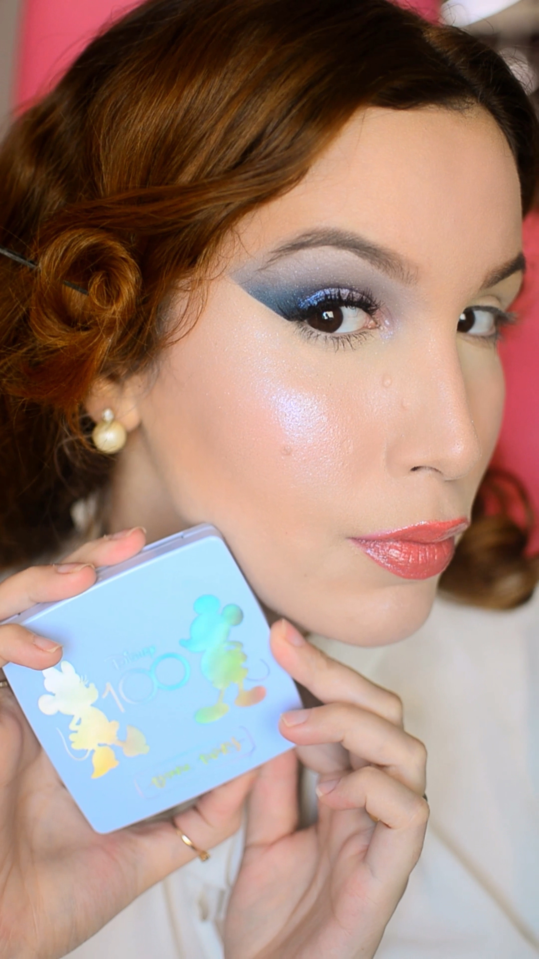 Último tutorial de maquiagem do ano é com ela, a paleta Dreams Come True da coleção Disney 100 da Linha Bruna Tavares e para essa produção, também usei outros produtos da coleção e de BT 🥰, segue a lista: 
.
- Paleta de sombras Dreams come True da coleção Disney 100;
- BT Mallow Dream Castle da coleção Disney 100;
- BT Plush cor Vintage nos lábios e por cima gloss Imagination da coleção Disney 100; 
- BT Blush cor Magnólia; 
.
Sem condições pra o brilho azulado que é um verdadeiro espetáculo a parte do BT Mallow 😮‍💨🥹 me diz: Tu usaria um iluminador neste tom? Porque eu definitivamente pirei nele 🥰😍😍
.
#Disney100 #brunatavaresmakeup #linhabrunatavares 

#LTKbrasil #LTKbeauty #LTKVideo
