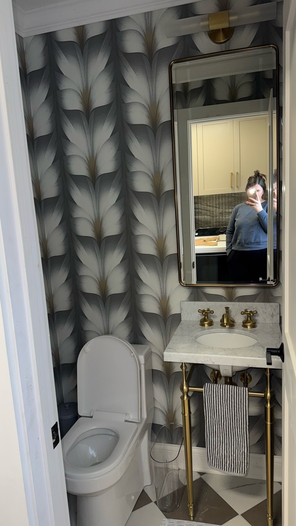 Powder room #powderroom #bathroom #homereno #vanity #homedecor

#LTKHome #LTKSaleAlert
