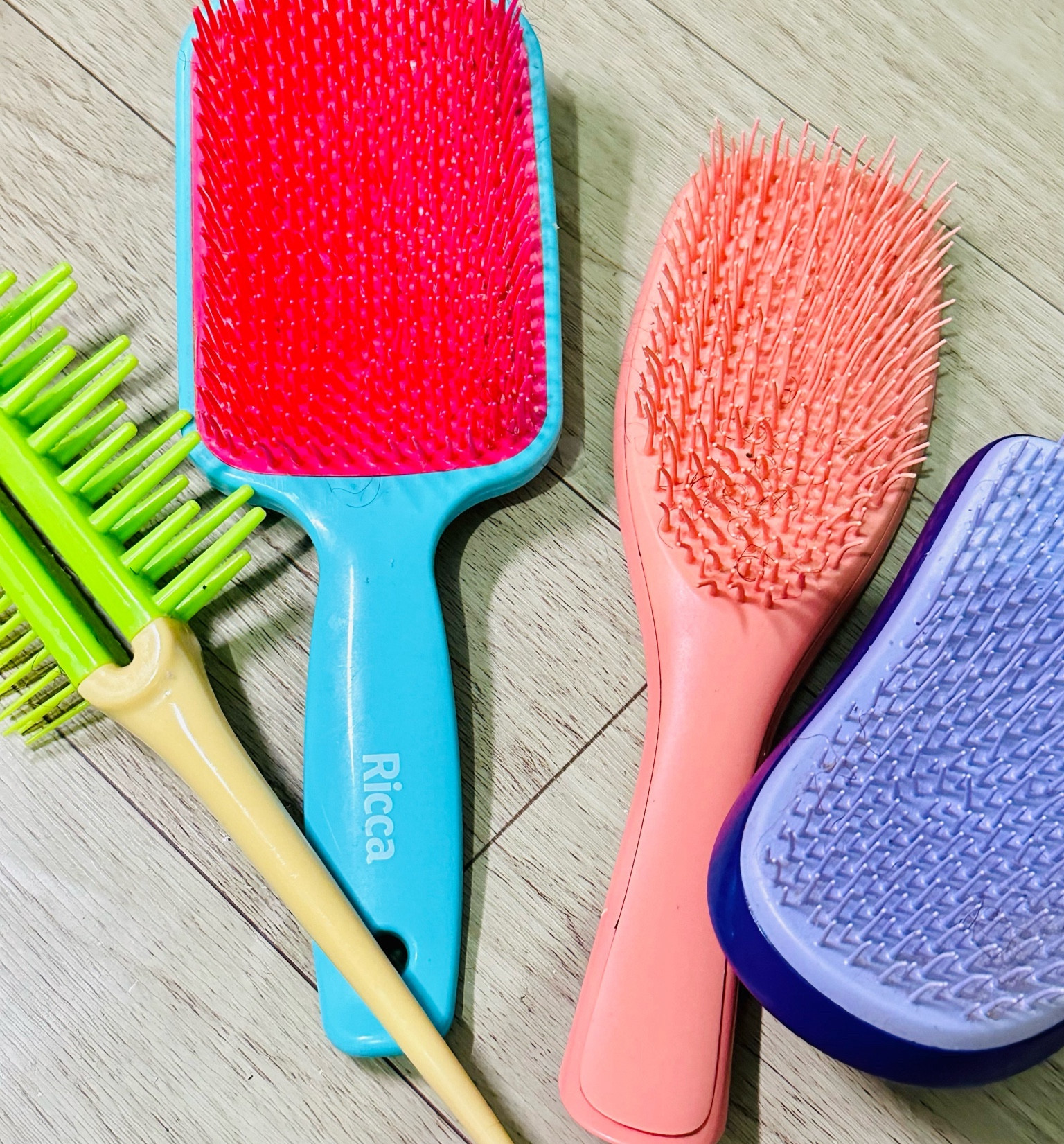 Minhas escovas favoritas 
Vou deixar o link aqui que vocês tanto pedem 

Pente triplo extraordinário: para finalizar, dá o mesmo efeito que dedoliss 

Escova raquete ricca: para finalizar, muita definição e volume separa bem as fitas 

Escova tangle teezer para cabelos finos e frágeis: ideal para desembaraçar no banho, massagear o couro e usar enquanto a máscara faz efeito.

Escova desembaraçadora tanglee: cabelo molhado , ideal para pentear 

Pro art fancy: finalizar, ideal para finalizar da bastante volume 🤍

#ltkbrasil #ltkbeleza 