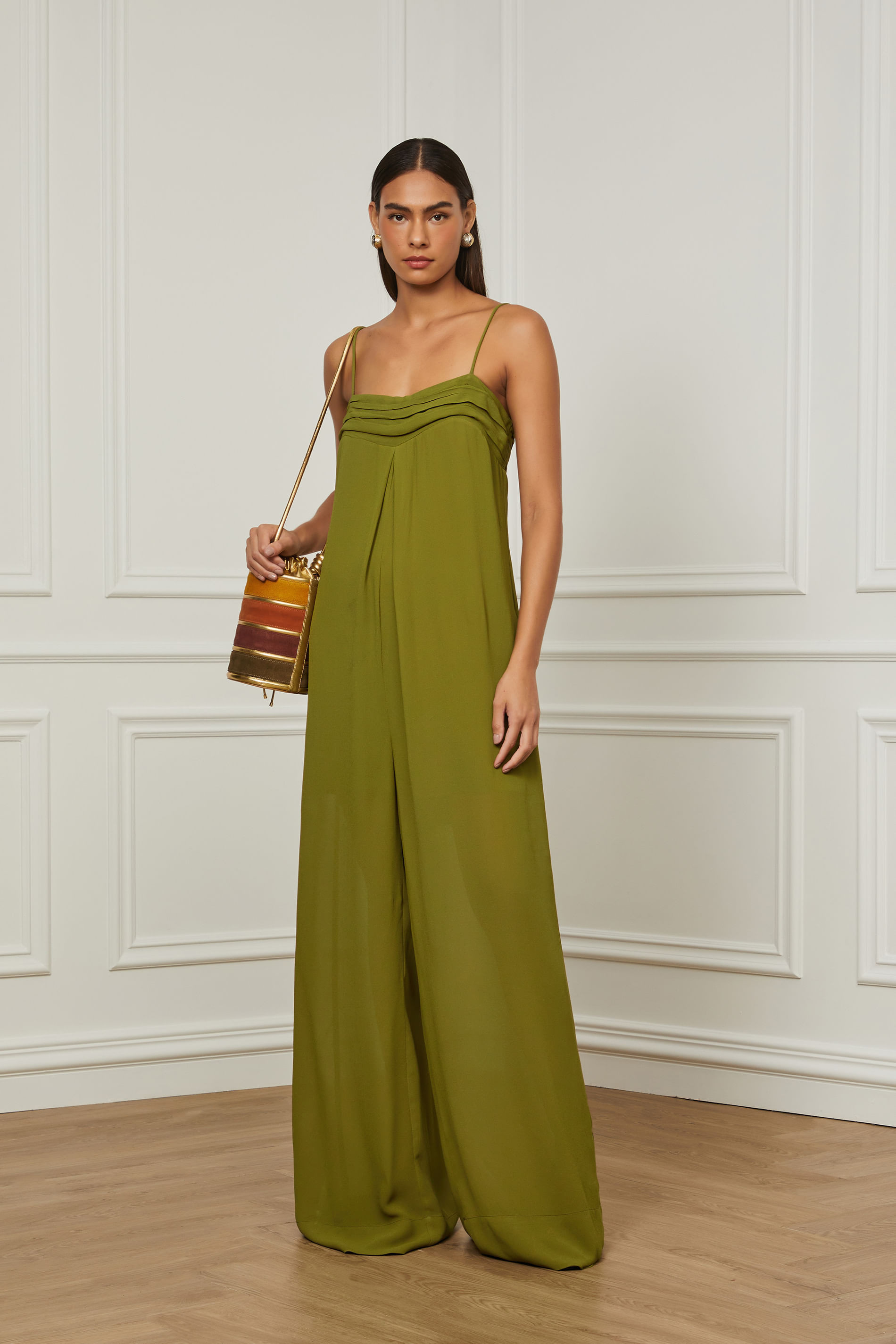 Macacão De Alça Com Bolsos Laterais e Detalhe Prega Verde | OffPremium (BR)