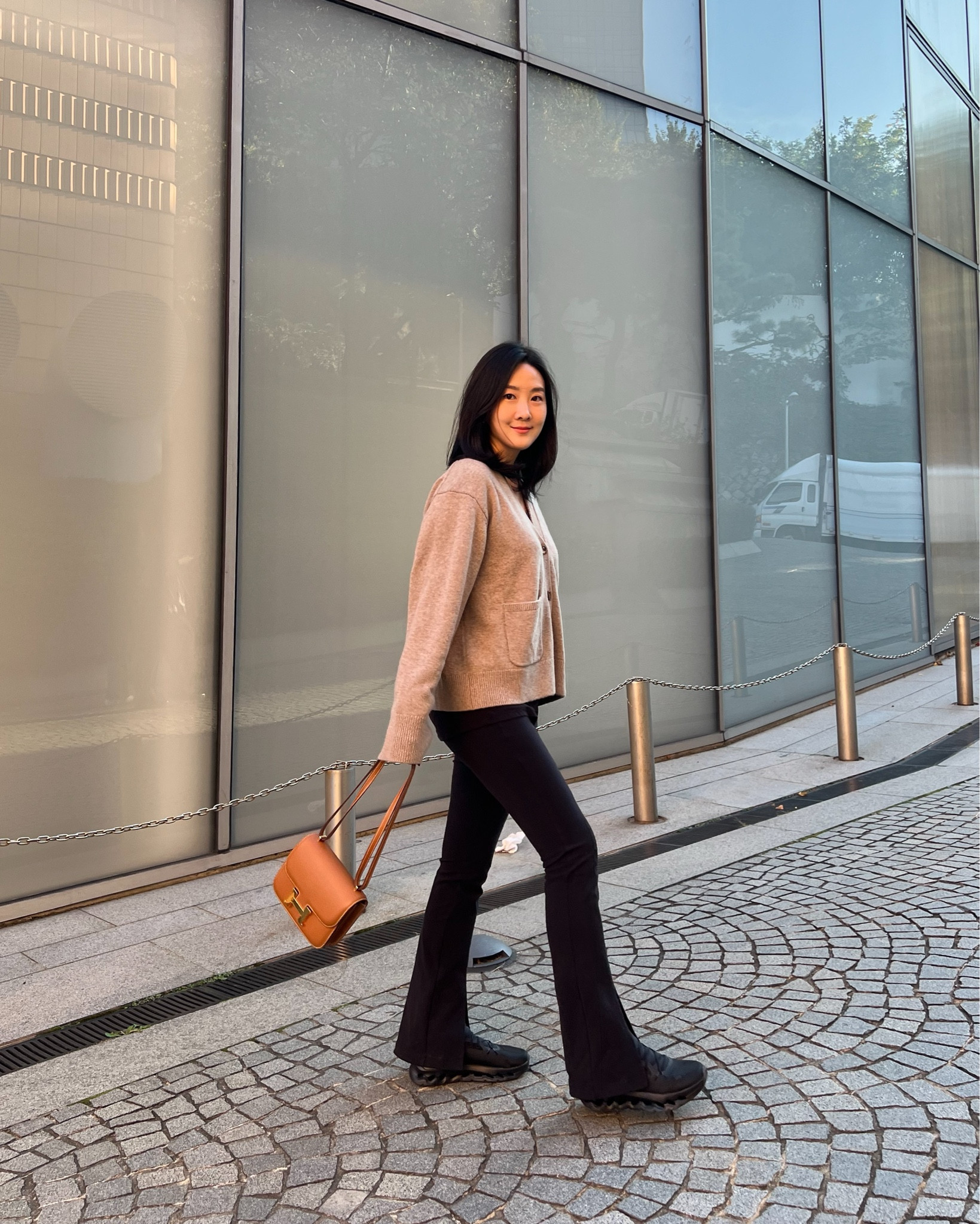 #Demure #merinowool #cashmere #alo #onrunning #hermes #constance

릴리실크 할인코드 (-11/30)
18% off promo code: vividc18 

Lilysilk 릴리실크 캐시미어 가디건과 알로요가 블랙 레깅스 & 온러닝 클라우드틸트 스니커즈로 편안하고 분위기있는 가을 드뮤어룩 완성
데일리룩으로 최고🍂🥮

#ootd #오오티디 #kfashion #kbeauty #seoul #korea #서울 #한국 #패션블로거 #패션인플루언서 #fashionblogger

#LTKstyletip #LTKasia #LTKkorea