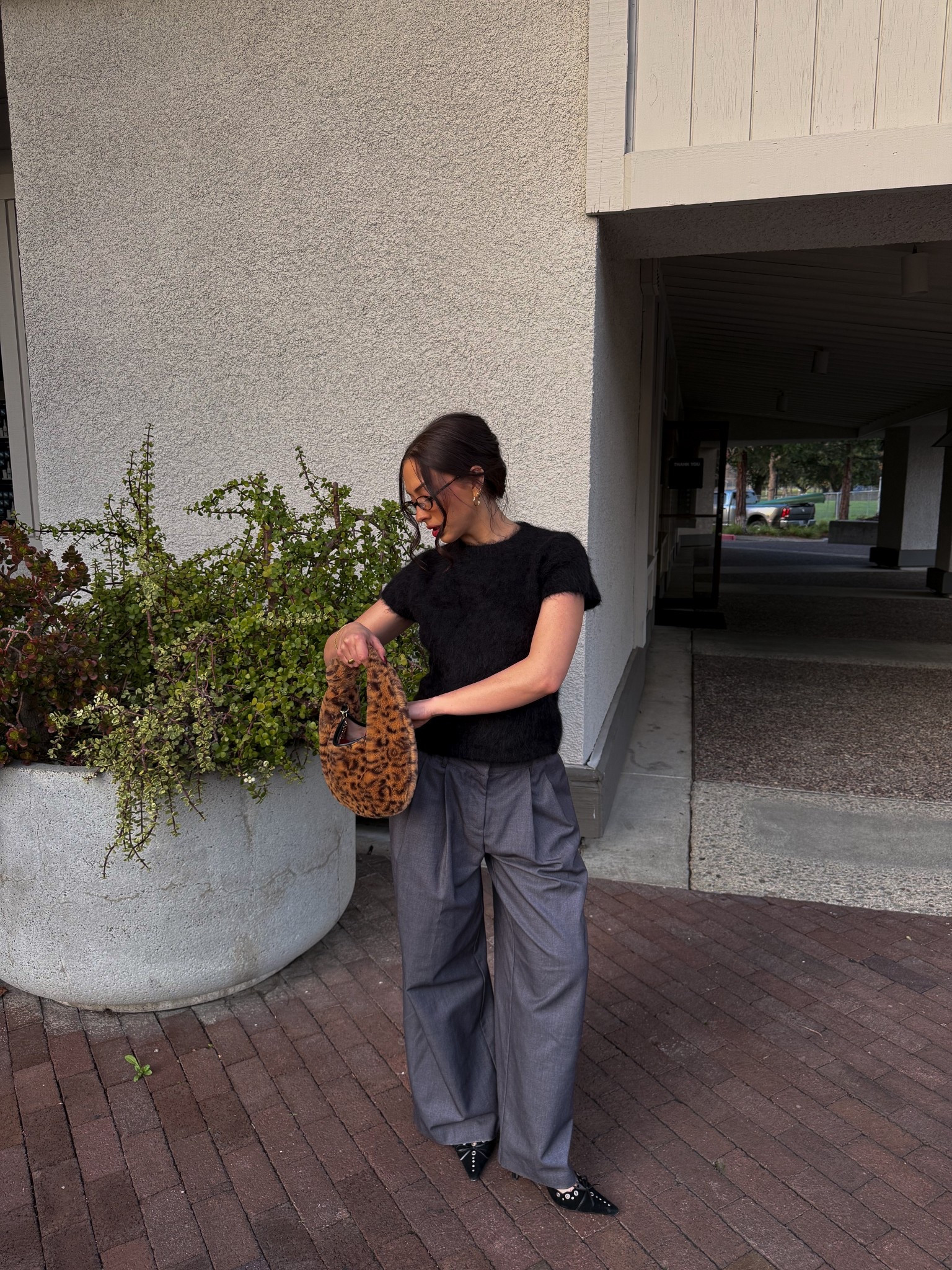 Cute chic black short sleeve sweater outfit 