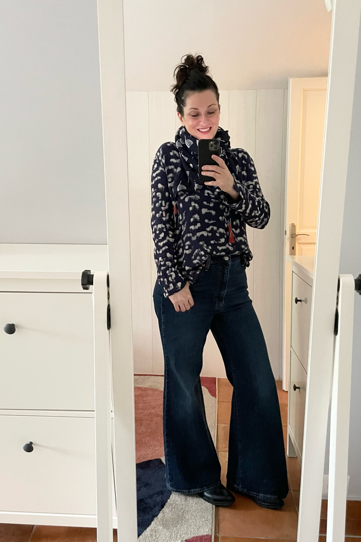 • Stork print scarf #cyrillus 
• Navy print blouse #hm
• Flare jeans #levis (linked)
• Navy chelsea leather boots #melvinandhamilton

#LTKmidsize #LTKeurope #LTKfrance