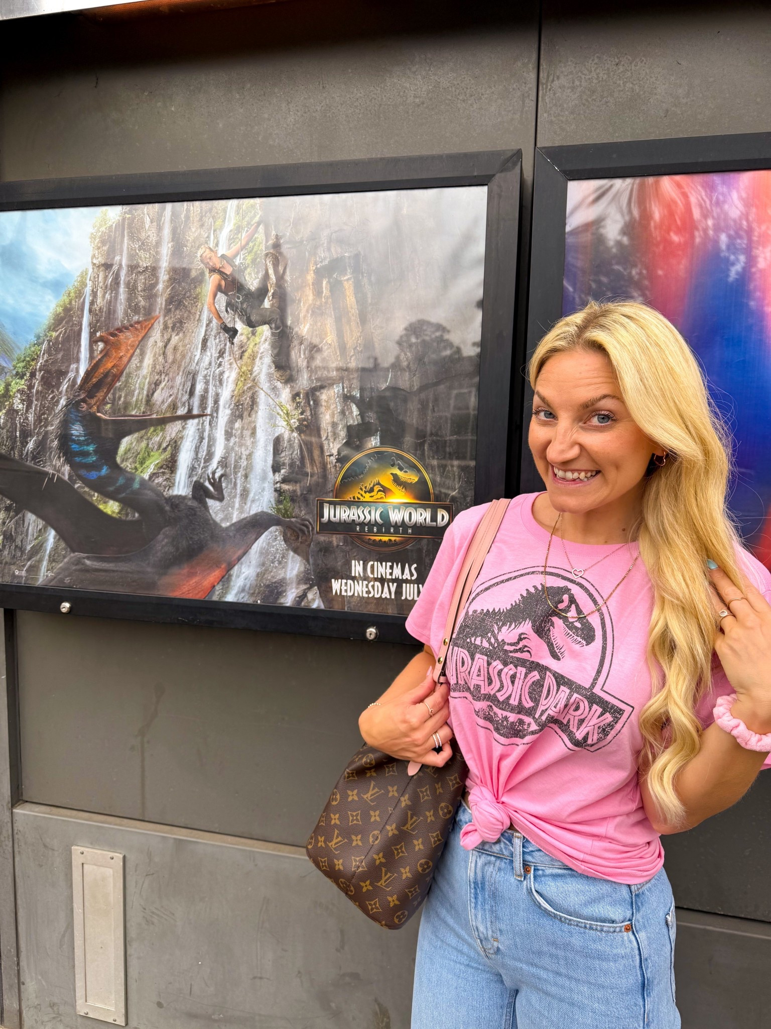 I’m a Jurassic girlie now 💖
I’ve got a ladies XL which is perfect for wearing with shorts as an oversized fit and to tie up with jeans! I’m a size 8 for reference. 