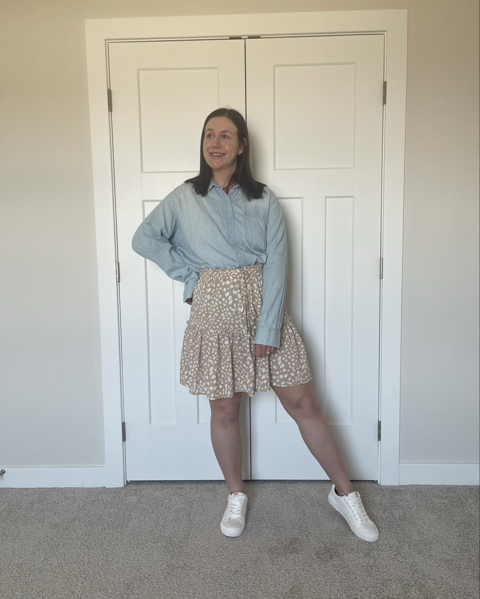 White sneakers go with everything—here are 3 easy ways to style them for spring! 👟 Save this for outfit inspo the next time you don’t know what to wear! ✨ 

#MillennialMomStyle #MidsizeMomFashion #EffortlessLooks #CasualSpringOutfits #EverydayChic

#LTKMidsize #LTKSeasonal #LTKFindsUnder50