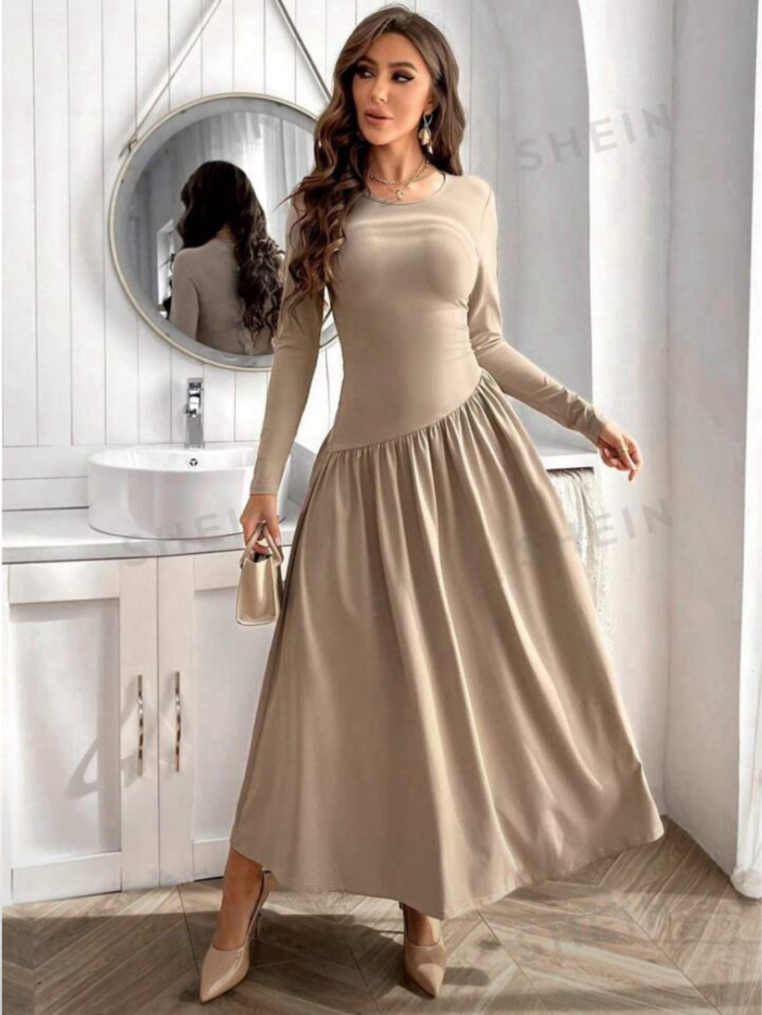 This dress is a great transitional piece for fall and winter! Love the length, love the asymmetrical waistline! 🍂🤍