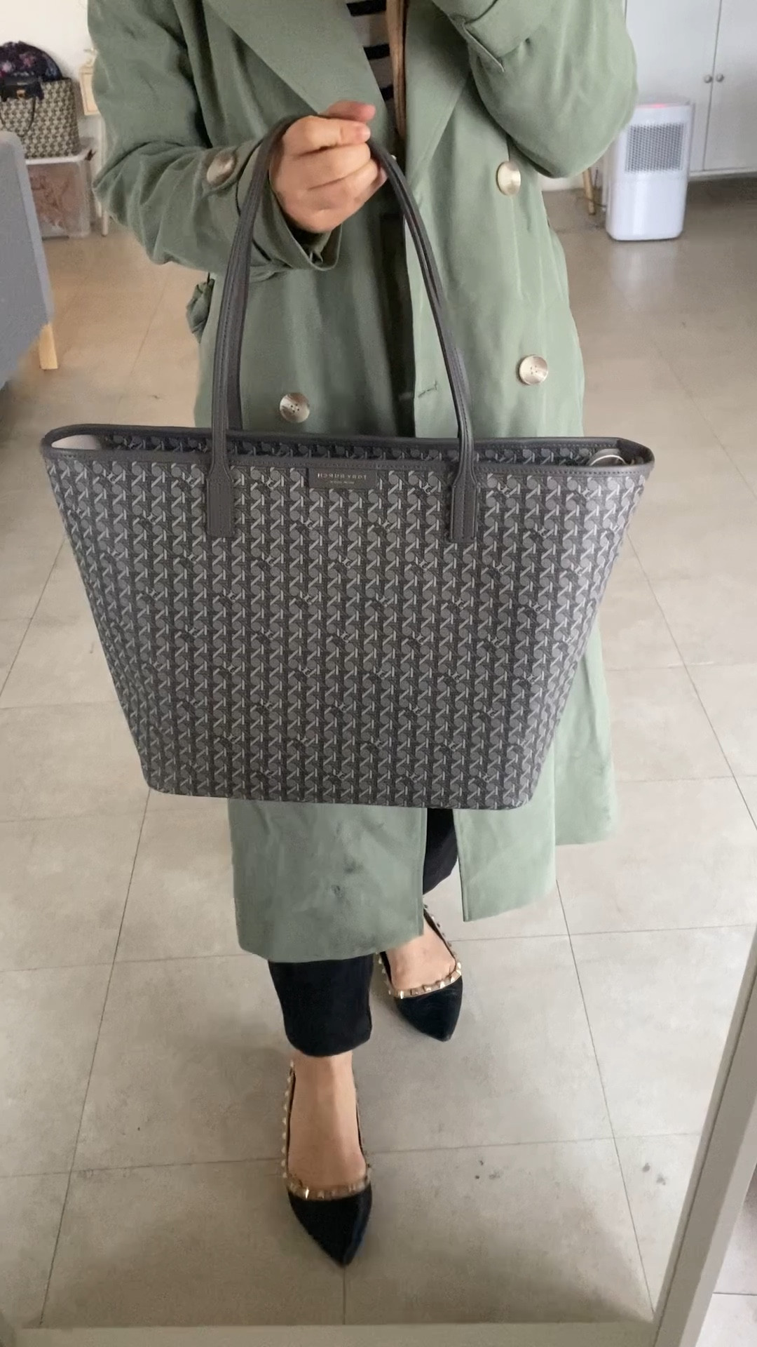 Just noticed that my Tory Burch Ever Ready tote bag is on sale in the choc brown version with extra 20% off selected full price AND sale items site wide. Bag is now down to AUD $240 on sale. Shared the link along with the black version and my grey version, unfortunately these aren’t included in discount code though. 

The Ever Ready tote pattern reminds me a lot of the Goyard tote bags but at a more budget friendly price. It’s canvas outer with leather trim and cotton lining. Comes in a larger (45cm length) or smaller (30cm length). Both options worked well for me. Makes a good work tote bag as well as all rounder tote for casual styling, travelling and maybe even baby bag? 😂

Pastel green soft trench also been one of my favourites to wear now that spring has arrived. Smaller sized sold out. 

Shoes are the classic rockstud flats, and have found a budget friendly version vs the OG  

#toryburch #totebag #workbag

#LTKaustralia #LTKsalealert #LTKworkwear