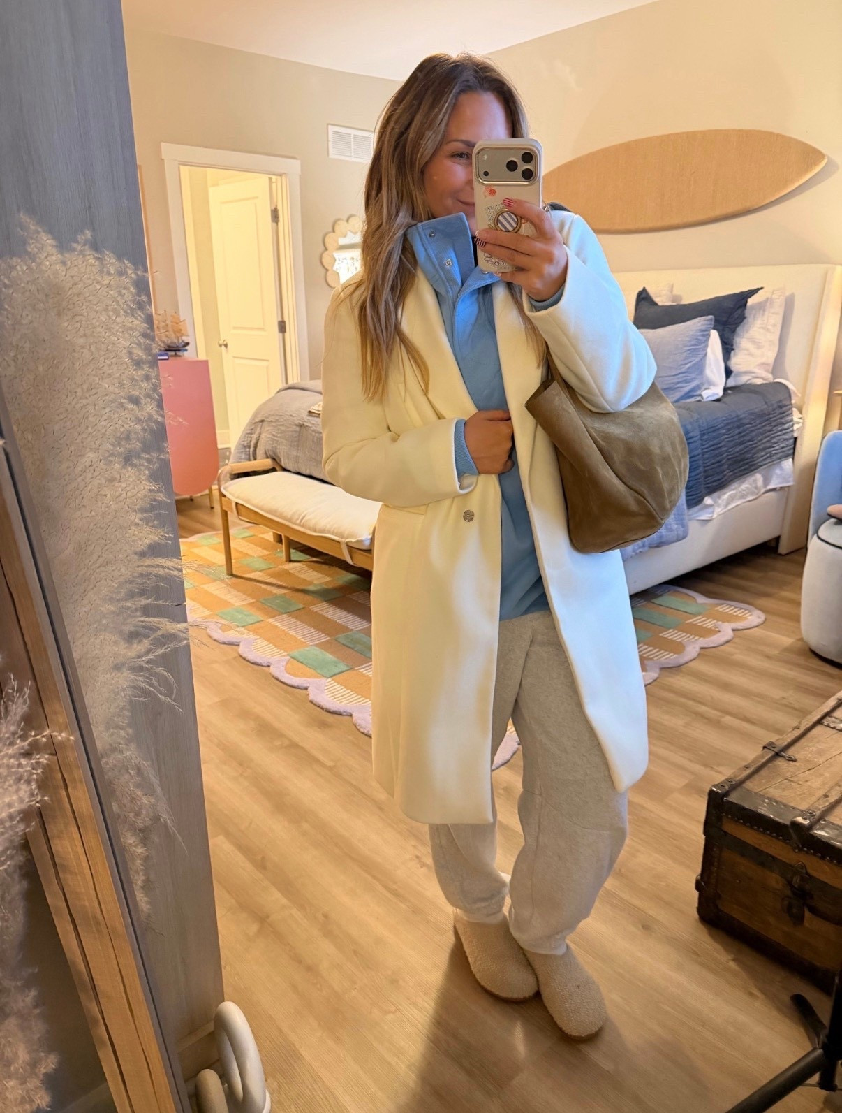 Proof you can wear sweats and still look expensive.
A tailored coat instantly elevates your favorite lounge set.
Everything linked here 🫶🏼