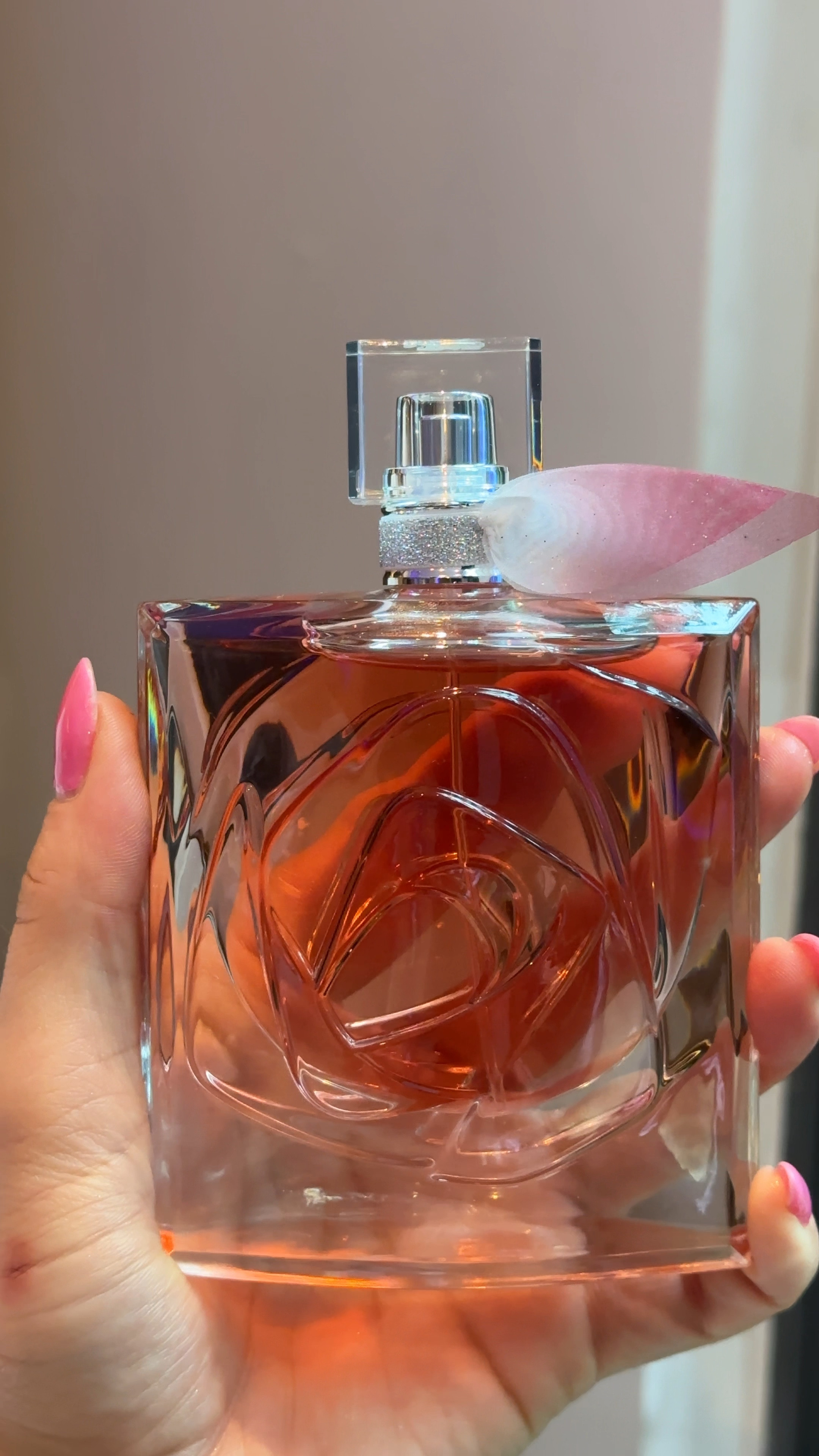 Lançamento de La vie est belle ✨

Bem gostoso e diferente das fragrâncias antigas, tem uma proposta mais sútil, vale a pena experimentar 