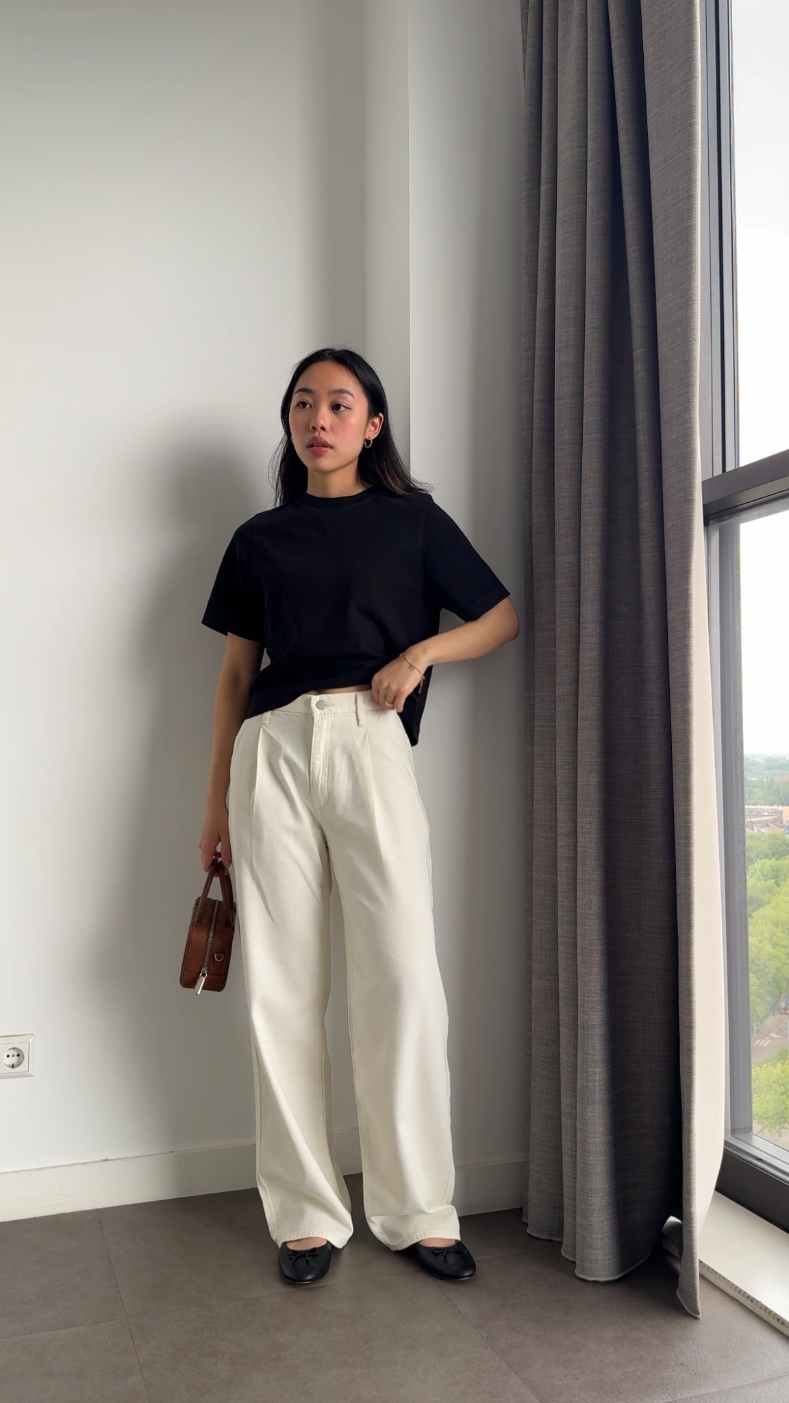 Classic summer outfit: black airism t-shirt from Uniqlo and white wide leg jeans

#LTKFindsUnder100 #LTKStyleTip #LTKFindsUnder50