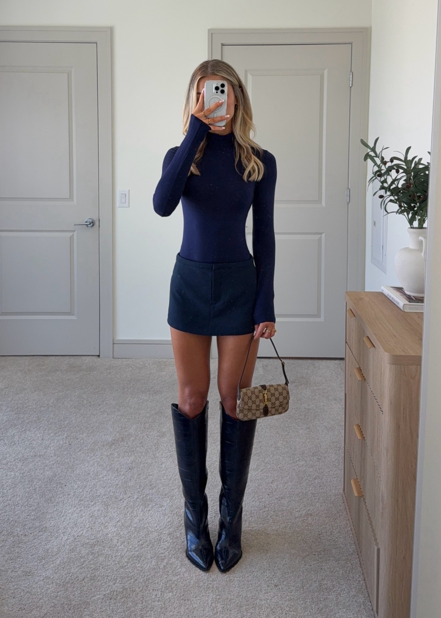 navy monochromatic look – perfect for game days if your team has navy 🤍