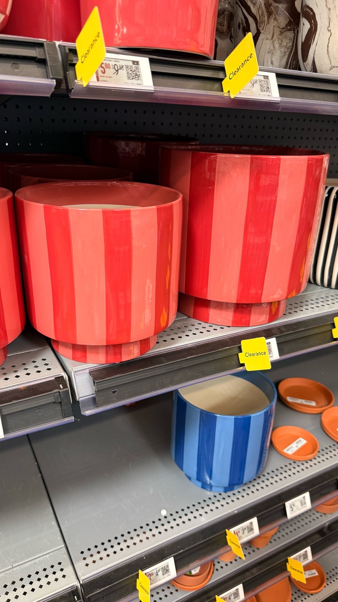 Clearance score! 🧡 These coral striped ceramic planters at Walmart are marked down and they’re giving such a fun, retro-cabana vibe. That candy-stripe pattern instantly brightens up a porch or sunroom, and they come in a couple sizes so you can mix and match. Grab them while they’re still on clearance — these go fast!

#walmartfinds #walmartclearance #coralplanters #stripedplanters #patiodecor #walmarthome #clearancefinds #summerdecor #ceramicplanters #porchdecor #budgetdecor #homedecorfinds #curbappeal #walmartdeals #retrostyle