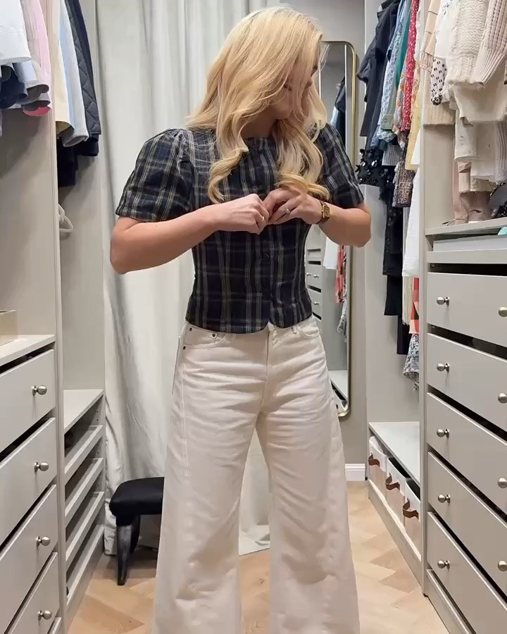 Top runs SMALL, size down!

Love the shape of these twist jeans. 
I sized down (there’s no stretch) I’m in 26 instead of my usual 25