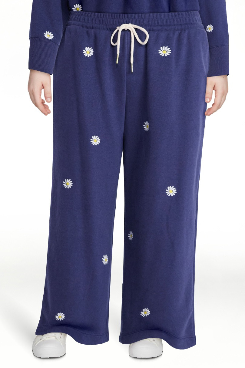 Free Assembly Women's and Women's Plus Embroidered Cropped Sweatpants, 23" Inseam, Sizes XS-4X | Walmart (US)