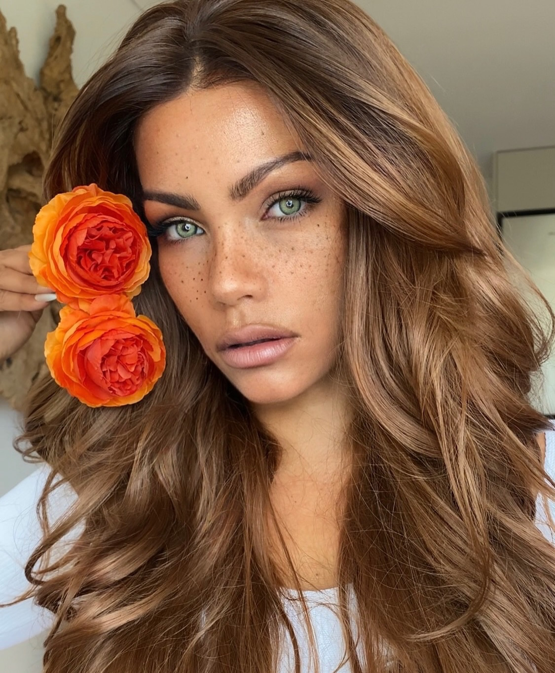 🌺 Quando a beleza natural encontra atitude.
Detalhes que falam mais que palavras — da pele fresh ao cabelo com volume de capa de revista. ✨
Lenses @tolytolly 
Marcas que valorizam autenticidade, performance e presença… estou pronta para representar vocês. 💼💋

Qual detalhe dessa produção te chamou mais atenção? 👇

#MakeupByMe #SkincareLover #BeautyThatSpeaks
#BeautyInfluencer #GlowUp #NaturalGlam #MakeupGoals #FrecklesAreBeautiful #HairGoals #ContentCreator #ViralBeauty #UGCcreator #CleanAesthetic #SoftGlam #FlawlessSkin #TrendAlert #BeautyReels #MakeupInspo #SummerVibes #SkincareGlow #BrandAmbassador #ViralLook #TikTokBeauty