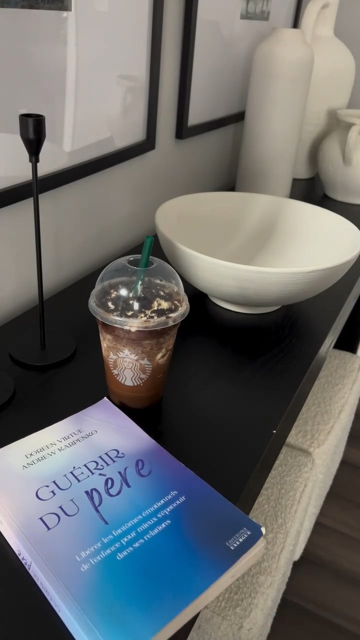 Ce livre m’a profondément touchée, et je ressens vraiment le besoin de le partager avec vous. Guérir du père de Doreen Virtue 🌿. Il m’a aidée à guérir des blessures que je portais depuis mon enfance, des blessures liées à ma relation avec mon père. Laisse-moi te dire, les blessures du passé, même celles qu’on croit avoir oubliées, influencent notre présent d’une manière qu’on n’imagine pas toujours. Ce livre m’a permis de prendre du recul, de comprendre, mais surtout de libérer des émotions enfouies depuis si longtemps.

Si tu ressens que quelque chose du passé te retient encore, que tu n’as pas complètement guéri ou que tu veux simplement mieux comprendre l’impact de cette relation dans ta vie, je te conseille vraiment de le lire. Il m’a tellement apporté…

Ce que j’aime profondément dans ce livre, c’est que l’auteure mêle une approche spirituelle qui résonne profondément avec moi, en tant que chrétienne. Cela m’a permis de me reconnecter à ma foi et de trouver une véritable guérison.

Ce n’est pas juste un livre, c’est un chemin de guérison. Si tu portes des blessures non résolues liées à ton père, ou même si tu veux mieux comprendre l’impact de cette relation sur ta vie, je t’invite de tout cœur à le lire. Ça pourrait vraiment t’apporter ce dont tu as besoin. 💖🙏🏾