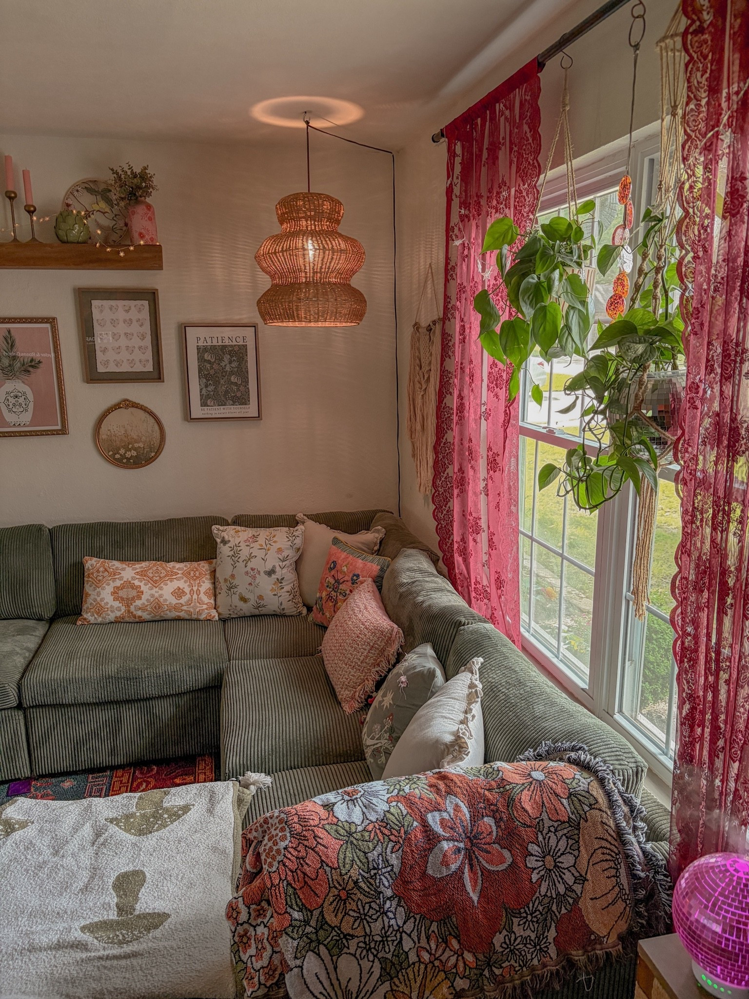 🌼💗 colorful whimsical home decor

eclectic vintage finds, feminine accents and cozy textures turn this boho living room into a warm and inviting retreat filled with personality and maximalist charm