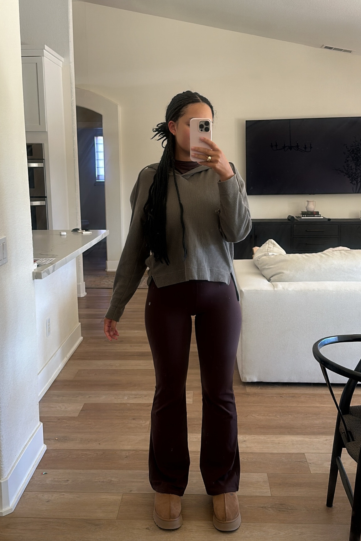 comfy winter workout fit ❄️💫🤍
these workout pants are so flattering on the bottom and help hold in that mommy pouch! #postpartum #newmom #workoutfit #yogapants #fintnessinspo

#LTKfitness #LTKworkwear #LTKU