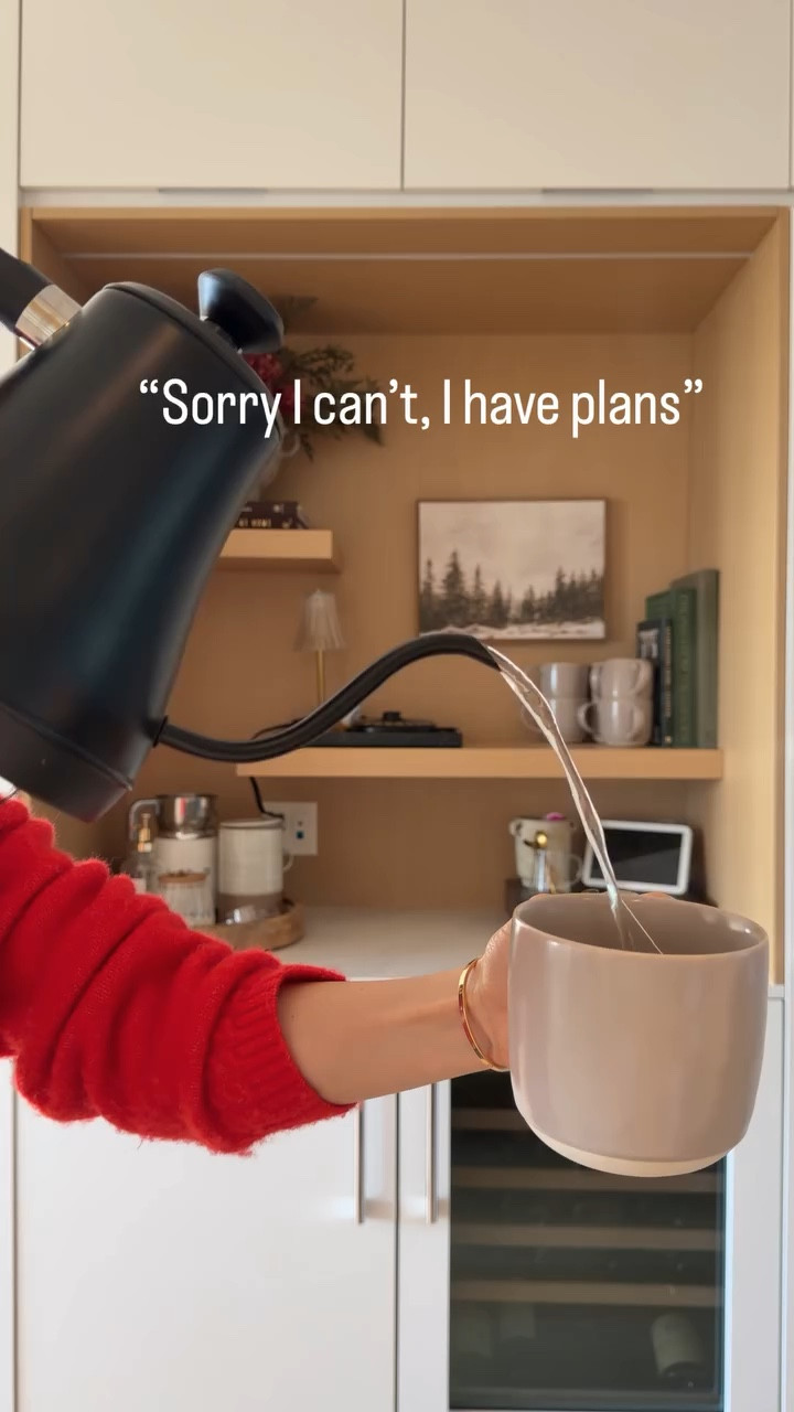 I mean are there better plans than this?! 

Cozies on.
Something warm in the oven. 
Ambiance. 
A good book. 
A little redecorating. 
A hot tea. 

The kind of plans that fill my cup. 🫶🏻