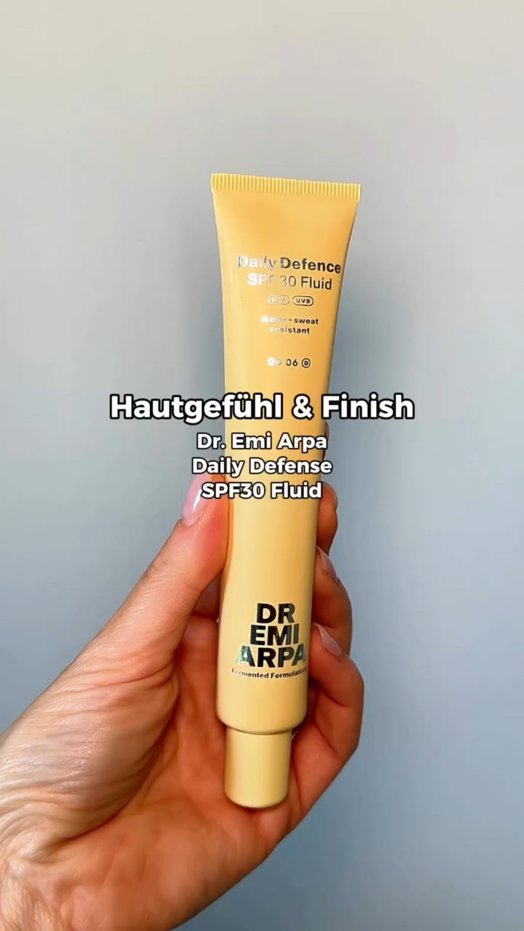Dr. Emi Arpa Daily Defense SPF30 Fluid – mein Fazit 🤞 
Das Daily Defense SPF30 Fluid habe ich zunächst stehen gelassen, weil ich an Tagen mit hohem UV-Index eher zu SPF50 greife. Aktuell ist das Wetter jedoch weniger sonnig - das bedeutet zwar nicht auf Sonnenschutz zu verzichten, aber tatsächlich nutze ich dann auch mal eine Sonnencreme wie das Daily Fluid SPF30 (UVA Schutz: 13,5).

Mein Fazit basiert auf meiner persönlichen Erfahrung (normale Haut) und ist nicht gesponsored:
💡Moderne UV-Filter 💡Reizarme Formulierung, die sich auch bei empfindlicher Haut eignet  💡Wasser- und schweißfest  💡Kein Schwitzen oder Hitzestau unter dem Fluid 💡Lässt sich leicht verteilen, ohne Schlieren oder Rückstände 💡Verträgt sich gut mit meiner gewohnten Skincare-Routine und meinem Make-up – kein Abrollen oder Krümeln 💡Finish: dewy bis matt – ggf. leicht abpudern 💡Mit 50 ml komme ich ca. 3–4 Wochen aus – bei 42 € pro Tube ist dieser Sonnenschutz ein verhältnismäßig „teures“ Vergnügen
…
Habt ihr noch Fragen zu dem Produkt? Schickt es mir gerne in die Kommentare!
…
[Werbung, da Markennennung]