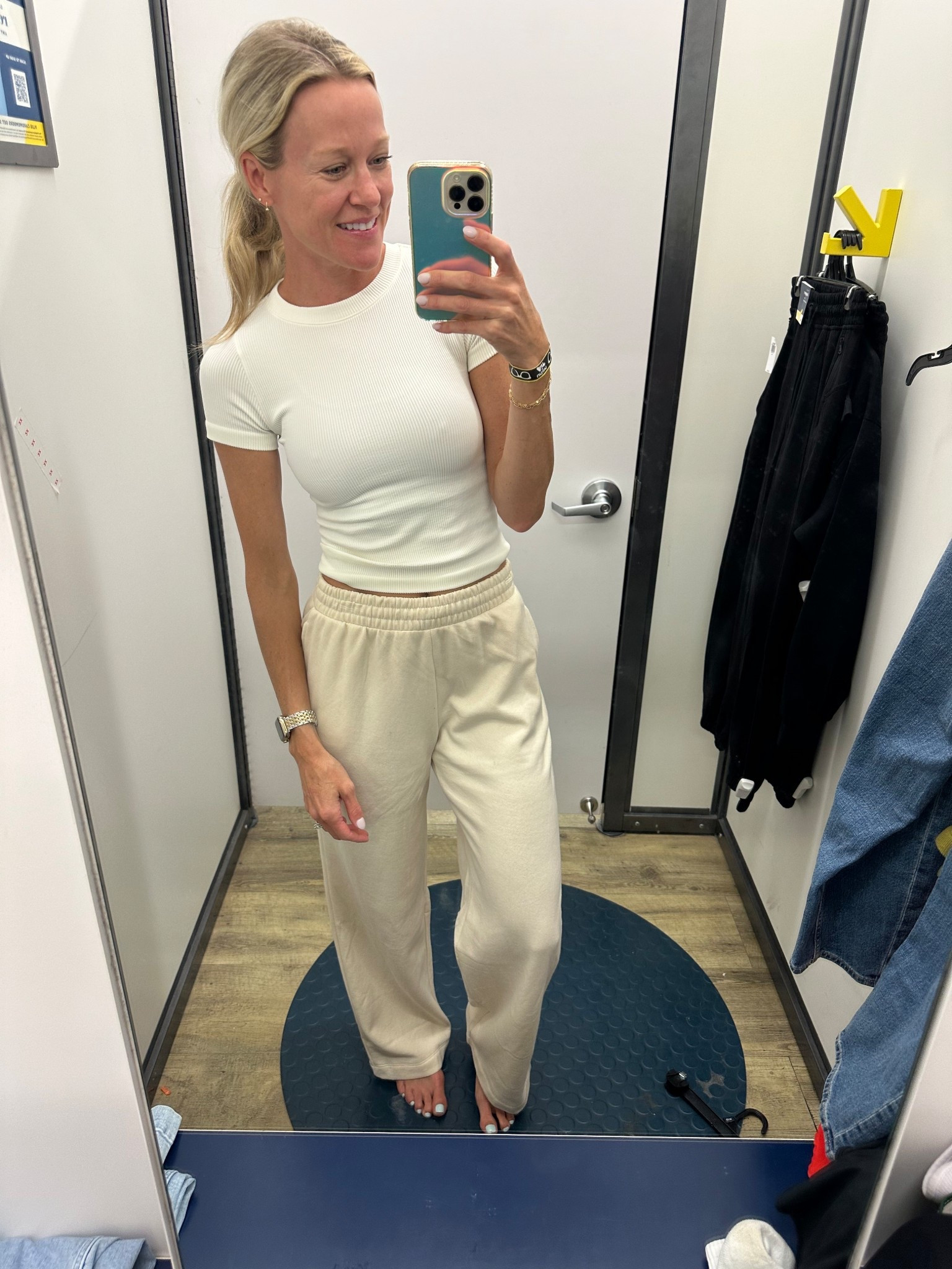 The coziest wide leg sweatpants! 

Top- small
Pants- xs 

#LTKSaleAlert #LTKFindsUnder50 #LTKStyleTip