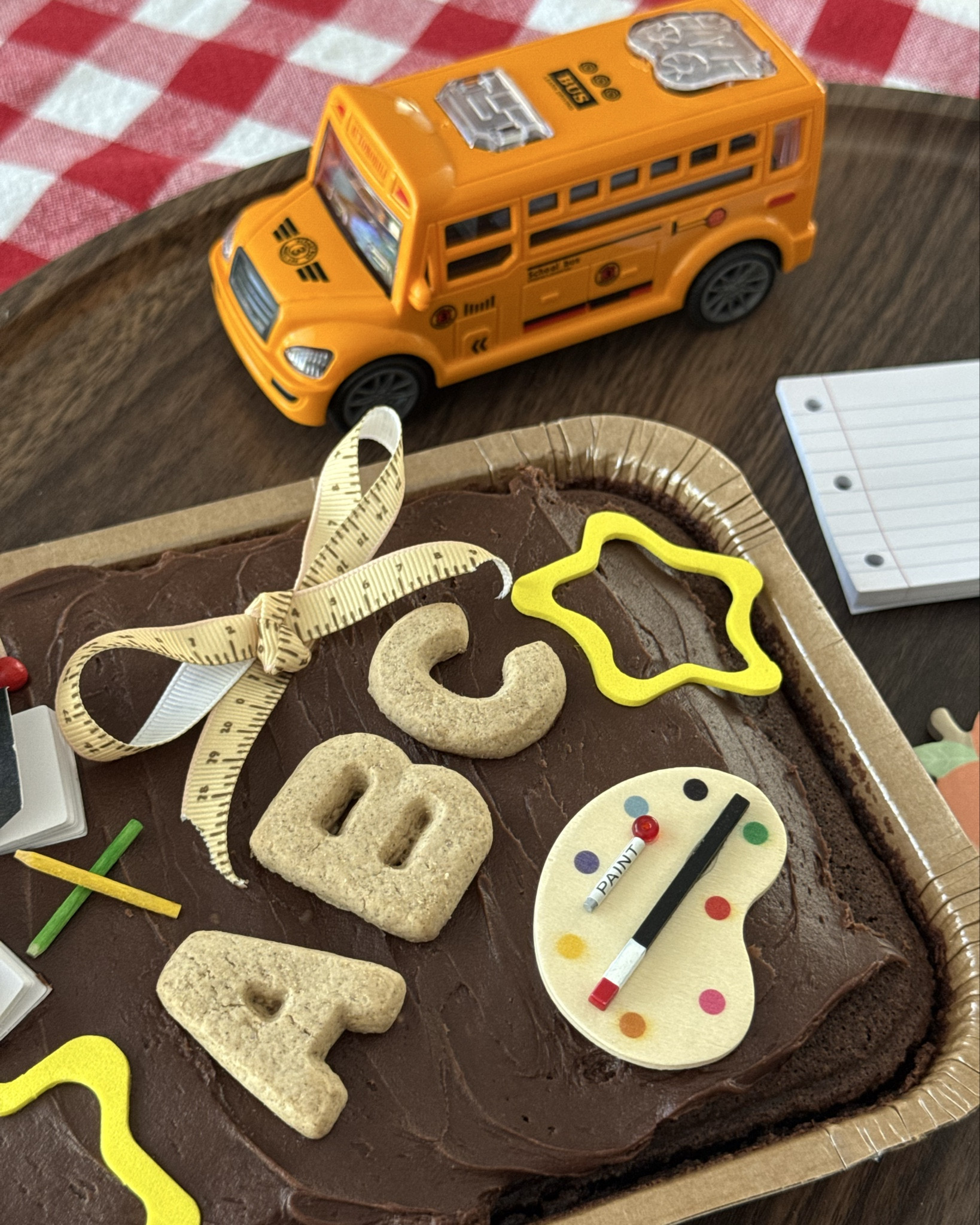 The cutest cake topper setting (including the bus) for a birthday, graduation, or end of year celebration 🚌🎓✏️✂️📚