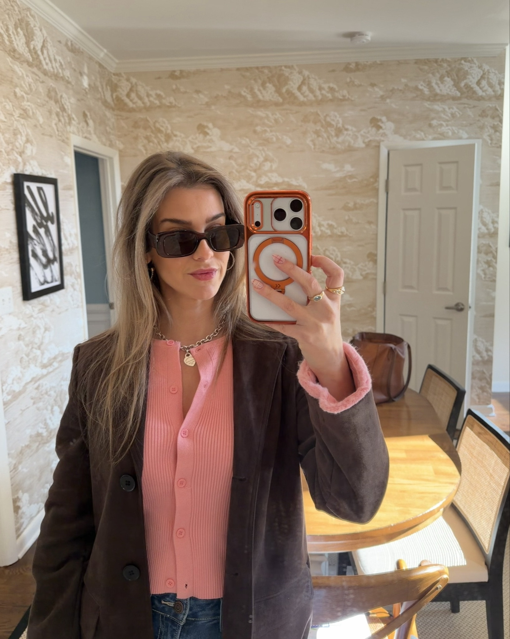 OOTD: the cutest pink sweater with fur sleeves from @Revolve 💘

#pinksweater#fur#cardigann

#LTKootd