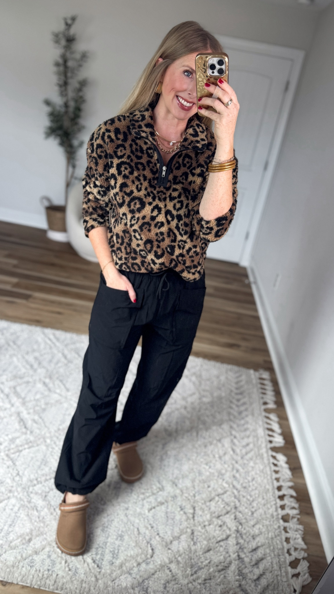Weekend Walmart Wins try-on
Leopard fleece pullover- medium, can size up 1-2 sizes for a more cozy fit too!
Front pocket sweats- small

#LTKootd